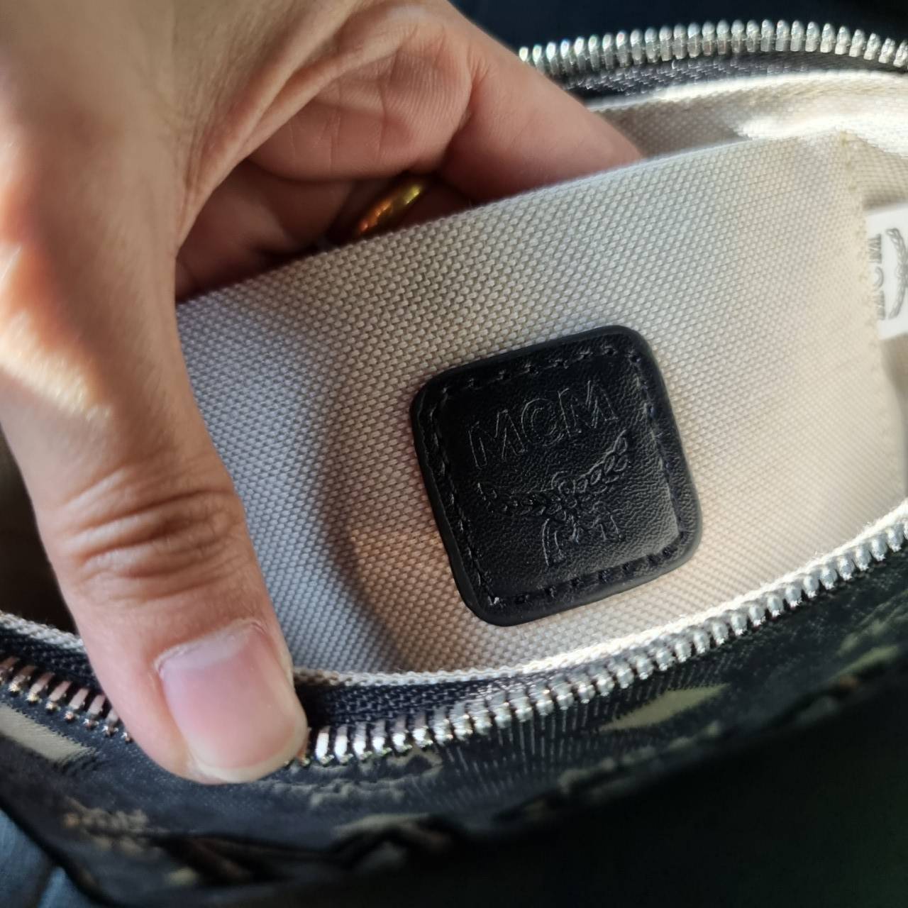 M.C.M MINI SHOULDER BAG IN VINTAGE JACQUARD MONOGRAM คอลเลคชั่นใหม่ล่าสุด โดดเด่นด้วยลายโมโนแกรม ถักทอบนผ้า woven jacquard กระเป๋าสะพายทรงพอชที่ไม่ธรรมดา มาพร้อมสายสะพายในตัว สามารถปรับใช้ได้ 2 แบบ สายยาวสะพายข้าง หรือจะนำสายเส้นกลางออกและปรับใช้สะพายไหล่