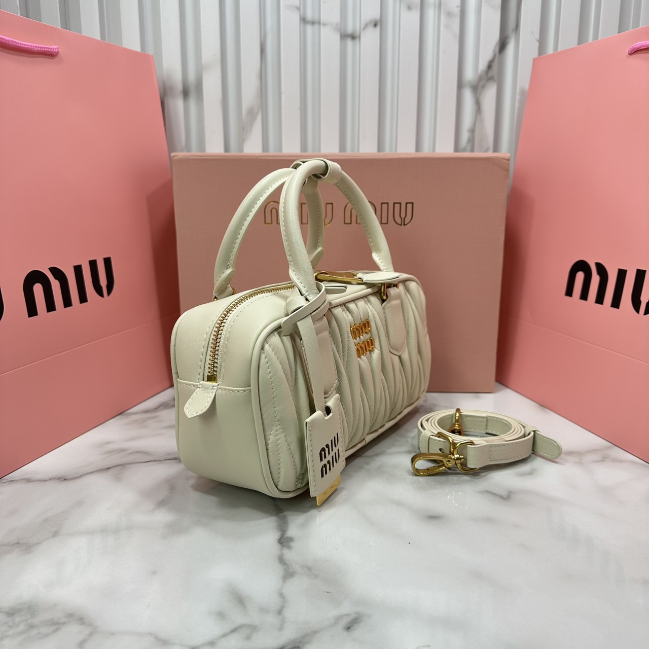 ORI หนังแท้ | MIU MIU Arcadie matelassé nappa leather bag Small 22cm กระเป๋าสะพายทรงโฮโบลุคลูกคุณหรูหราด้วยดีไซน์จับจีบนูนลวดลายสามมิติซับซ้อนเป็นเอกลักษณ์ น่ารักๆเก๋ๆ สวยดูแพง หูจับในตัวง่ายและสะดวกพกพา