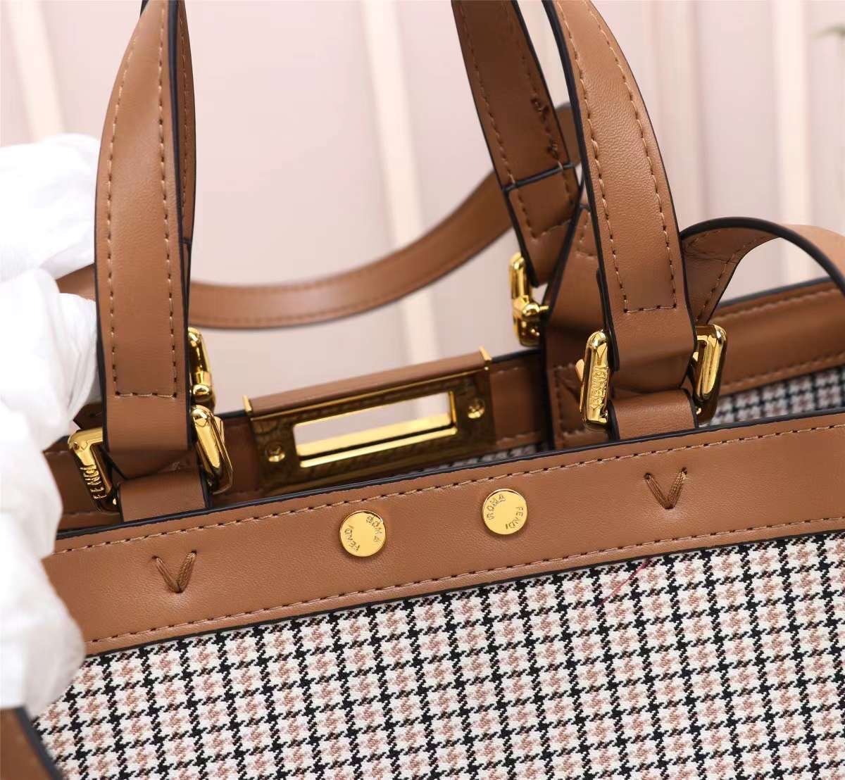 FENDI PEEKABOO X-TOTE BAG 40cm เกรดเทพออริจินอล FENDI MONOGRAM SHOPPING BAG สวยมงลงมากค่ะ กระเป๋าสะพายข้างได้ ถือได้ ใบใหญ่ลายโมโนแกรม FF สวยมากทรงนี้ใช้เป็น everyday bag ได้ จุใจใส่ของได้เยอะ ตัวกระเป๋าผลิตจากผ้าทออย่างดี อยู่ทรงสวย ภายในโล่ง สวยหรู ดูดี