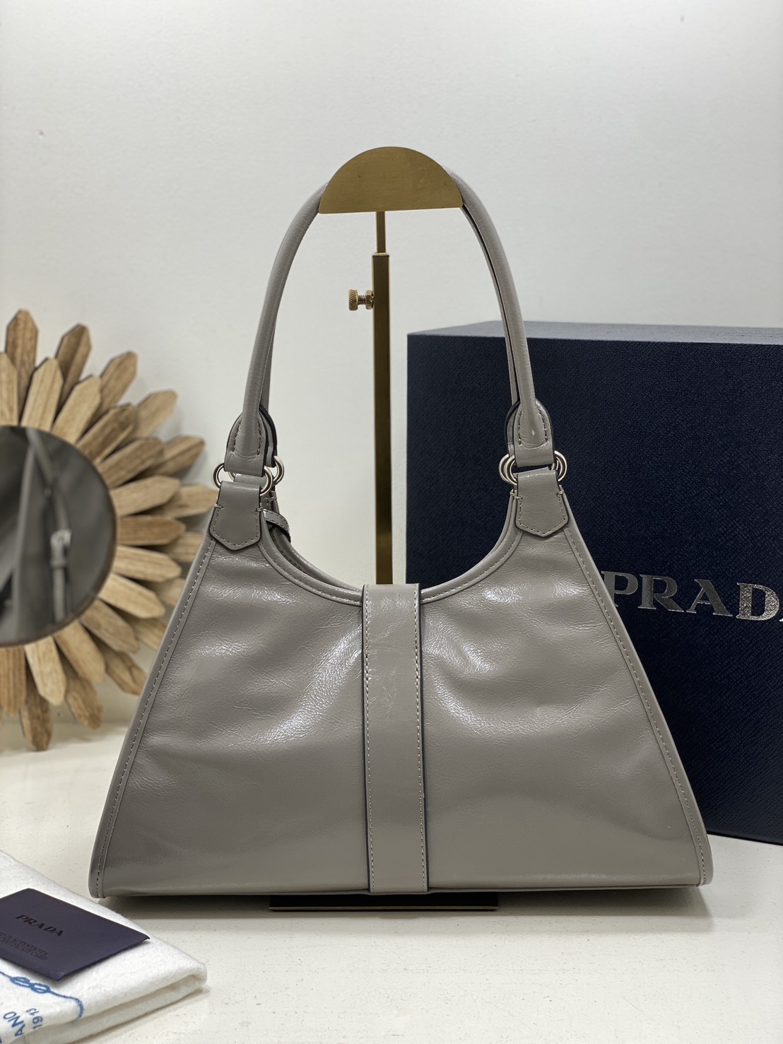 TOP ORI หนังแท้ | เกรดดีสุด PRADA Medium leather tote bag / pradahobo กระเป๋าสะพายทรงโฮโบ คลาสสิคหนังเงาสวยหรูดูแพง ใบใหญ่กำลังดี ดีไซน์ใหม่ล่าสุด ภายในโล่งกว้าง จุของได้สบายๆ