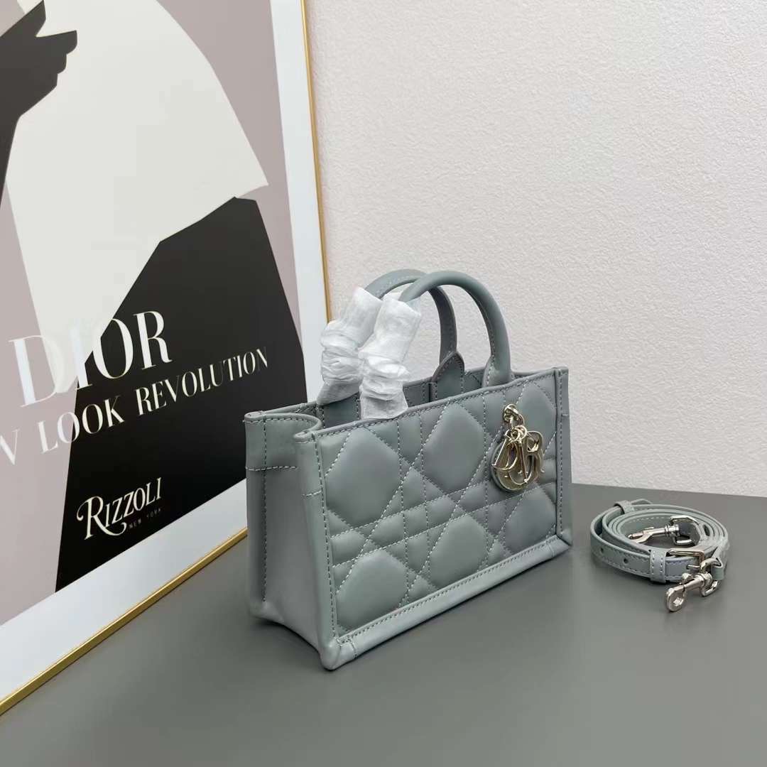 Dior mini book tote macro cannage bag กระเป๋าทรงโท้ทสุดฮิต ไซส์มินิ ดีไซน์ใหม่ หนังสวย พกพาไปไหนก็ได้ คล่องตัวและแมตช์ง่ายสุดๆ เกรดท็อปไฮเอน 1:1 ใช้งานต่างประเทศได้