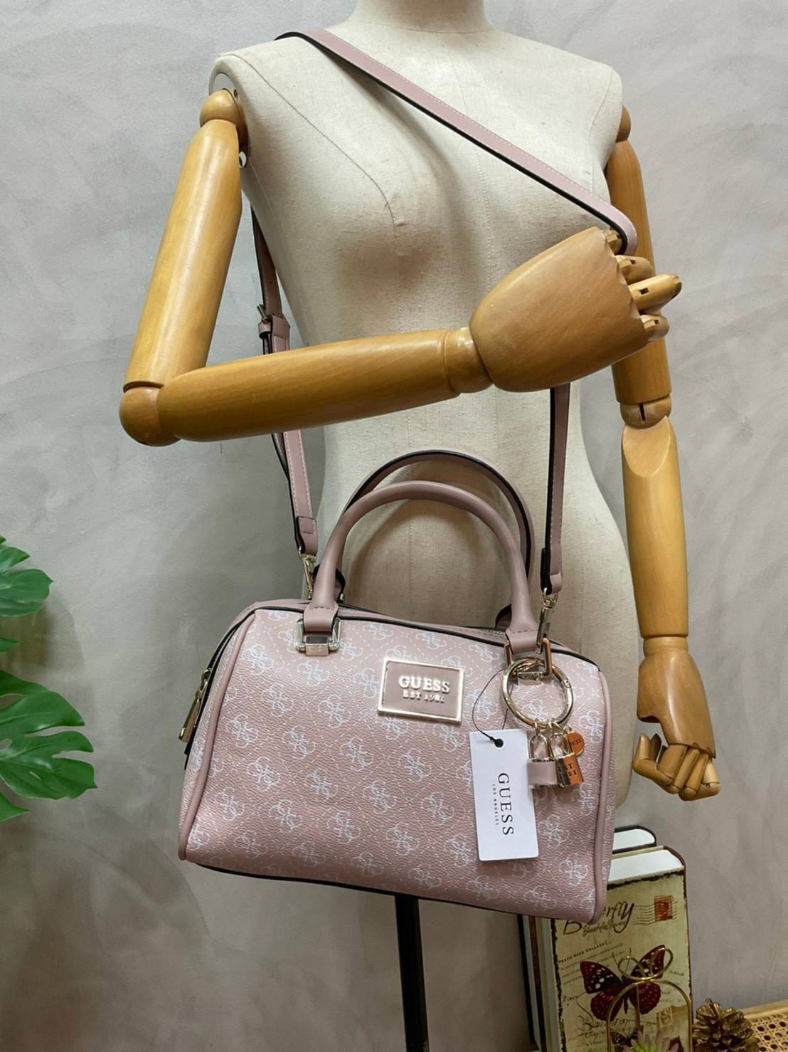 Guess Handbag with Small Shoulder Strap Tyren SG796605 New collection!! Guess ทรงหมอน ขนาดเล็ก ลายซิกเนเจอร์แบรนด์ ทรงหมอนยอดฮิต มีให้เลือก 5 สี สีสวยคลาสสิก เข้ากับง่ายกับทุกชุด ปิด/เปิด ด้วยซิป ภายในโล่งกว้าง แยกเป็นสัดส่วนใช้งาน ซับในตราแบรนด์ ใส่กระเป