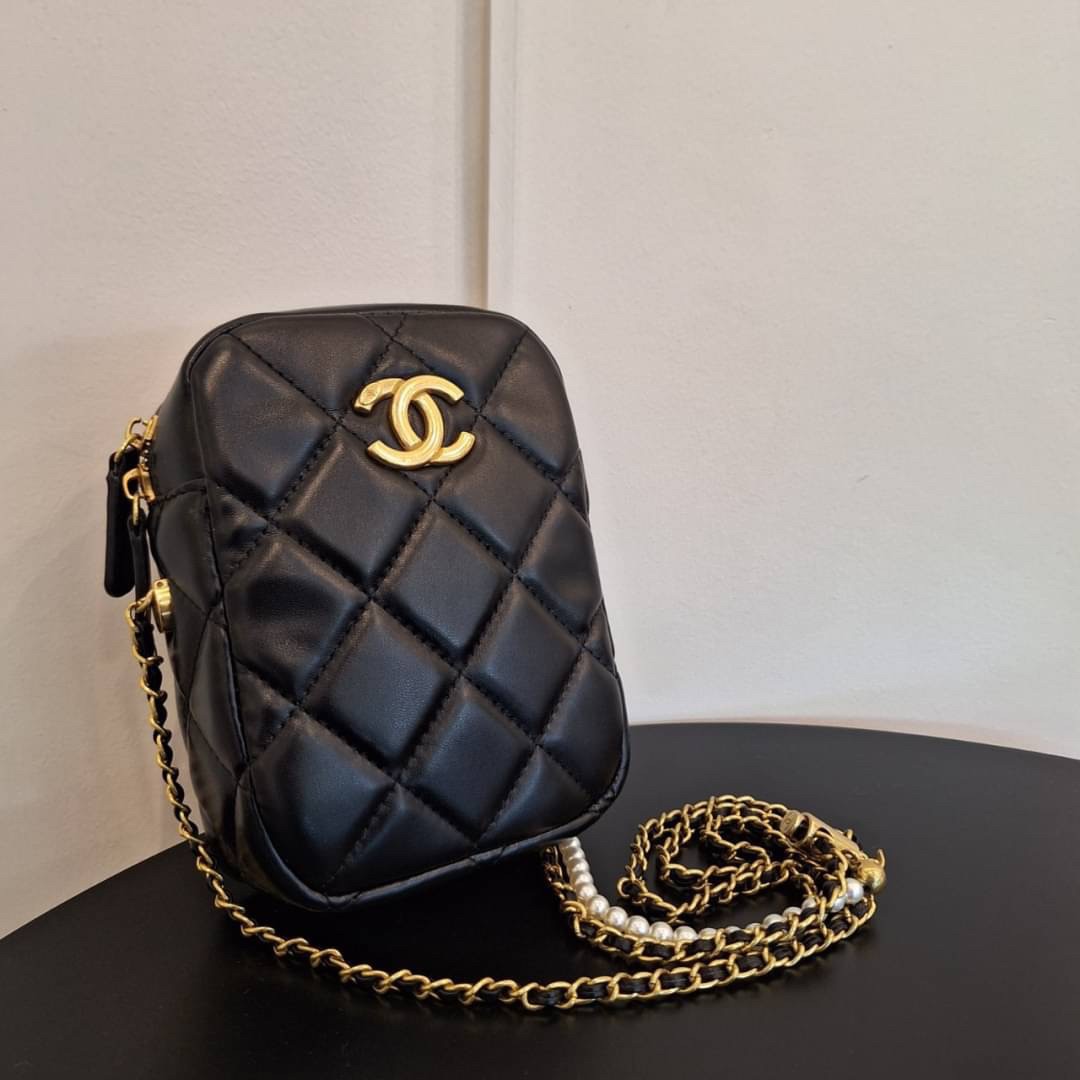 กระเป๋าสะพายข้างทรงยอดนิยม สวยหรู CHANEL VIP แบรนด์ดัง ตัวกระเป๋าหนังนิ่ม ขนาดกำลังน่ารัก อะไหล่ทองเข้มวินเทจ ด้านหน้าประดับโลโก้แบรนด์สีทอง