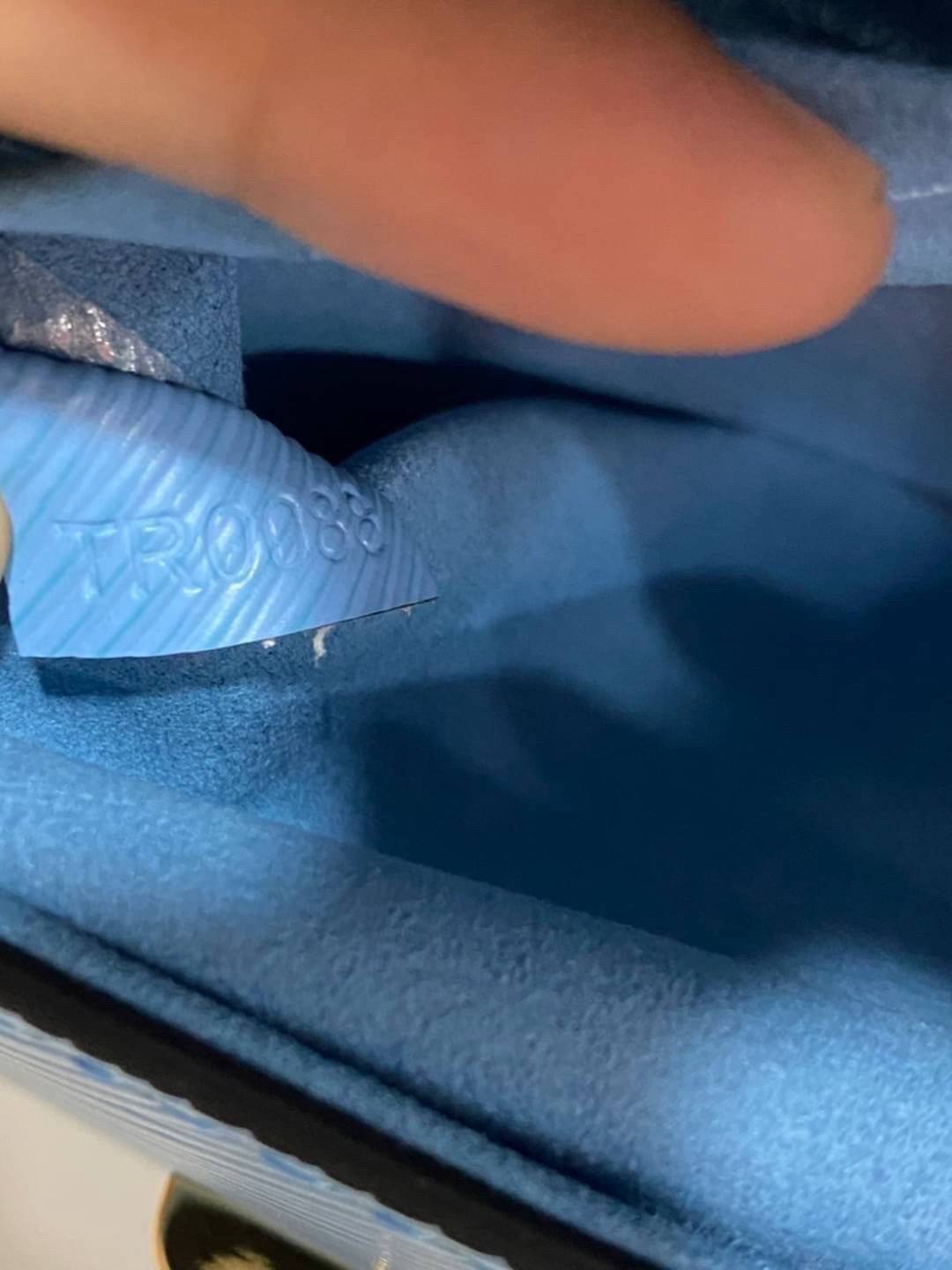 ORI หนังแท้ | LV Twist MM chain bag in grained Epi leather กระเป๋าสะพาย/กระเป๋าถือร พร้อมสายโซ่ หนังลายเกรน Epi โดดเด่นด้วยโลโก้หน้า สวยหรูเป็นเอกลักษณ์ ดีไซน์คัลเลอร์บล็อค สัมผัสโดดเด่นแมตช์กับทุกสไตล์