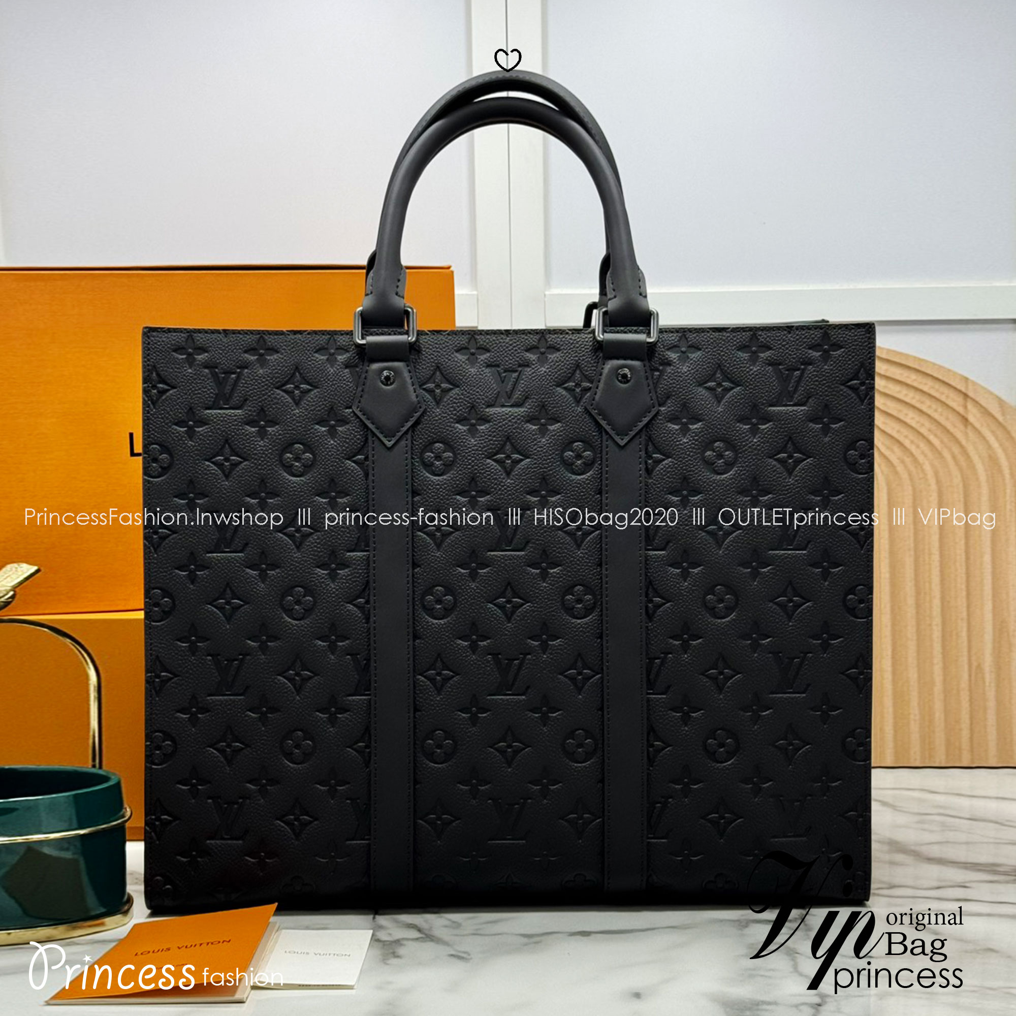 TOP ORI หนังแท้ | LV Sac Plat 24H Tote bag กระเป๋าโท้ทใบใหญ่ หนัง Taurillon ฉลุลายโมโนแกรมสวยหรูคมชัด สะท้อนความสง่างามเปี่ยมเสน่ห์สไตล์มัสคิวลีน ด้านในมีพื้นที่จุของได้มาก มีช่องแบ่งสัดส่วนด้านในไว้อย่างดี