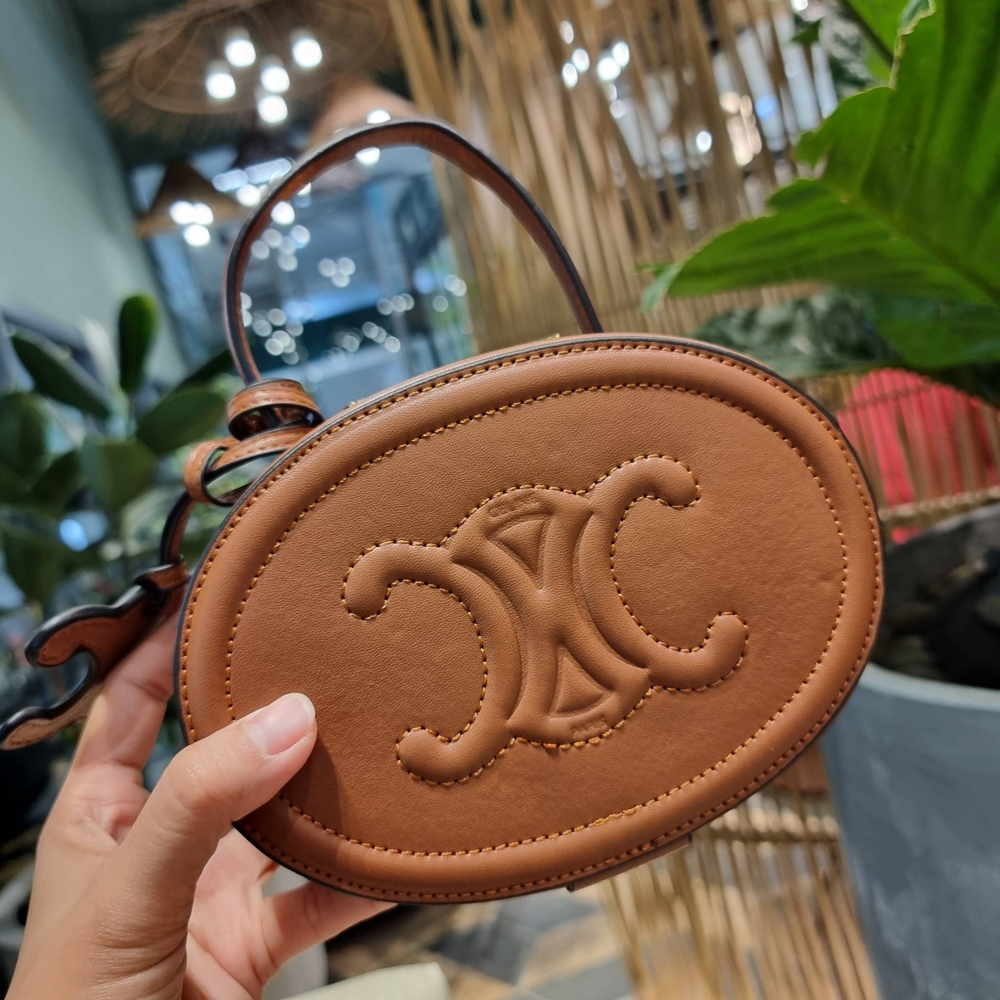 VIP 🥂 CELINE OVAL MINAUDIERE CUIR TRIOMPHE น้องน่ารักม้ากกกก!! น่ารักตะโกนไปเลย!! กับกระเป๋าทรง oval รุ่นแรร์ไอเท็ม ที่หายาก และ sold out ไปหลายรอบ!! น้องใบกะทัดรัด สำหรับสาวๆที่ชอบพกพกของแบบง่ายๆ ให้ชีวิตไม่ยุ่งยาก คล้องแขนใช้งานเก๋ๆ วัสดุหนังสัง