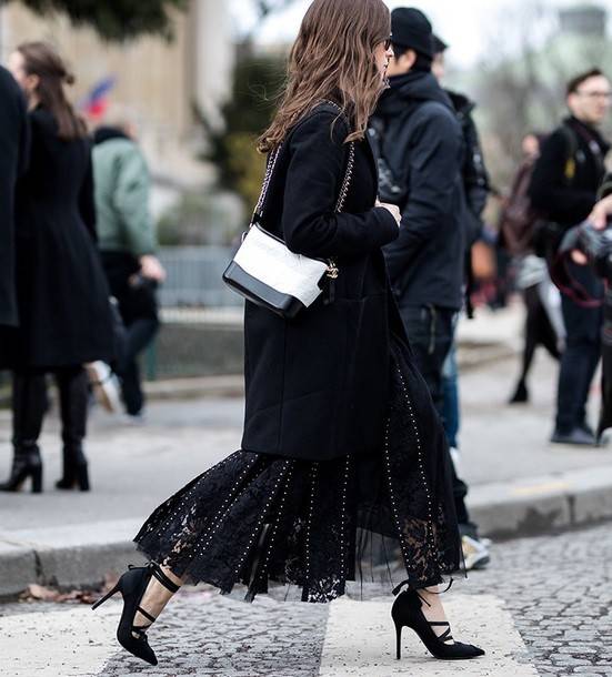 9" CHANEL SHOULDER BAG / CHANEL GABRIELLE HOBO BAG ไซส์คลาสสิค กระเป๋าสะพายข้าง/ไหล่ หนังแท้ นิ่ม หรู มาพร้อมพวงกุญแจสัญลักษณ์แบรนด์ อะไหล่พร้อมโซ่สะพายสีทองสลับสีเงินรมดำ สามารถสะพาย crossbody หรือสะพายไหล่ได้หมด สะพายแล้วขับผิวมากๆ เปิด-ปิดกระเป๋าด