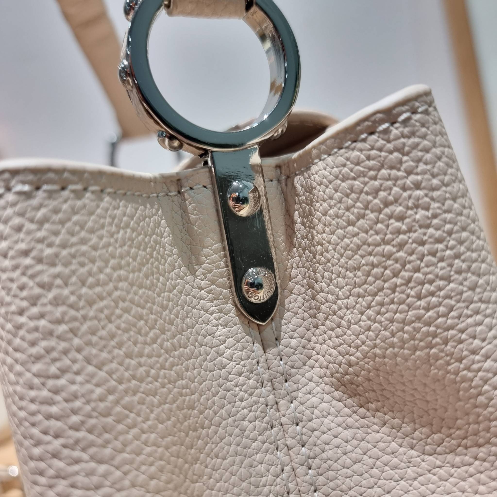 LV x YK Capucines BB / LV Bag พร้อมส่ง กระเป๋าถือสุดหรู ดีไซน์ทรงคลาสสิค ดีงามม้ากกกก!! มาพร้อมหูจับในตัว ด้วยรูปทรงวินเทจ งานปั้มสวยเป๊ะปังตามรูป