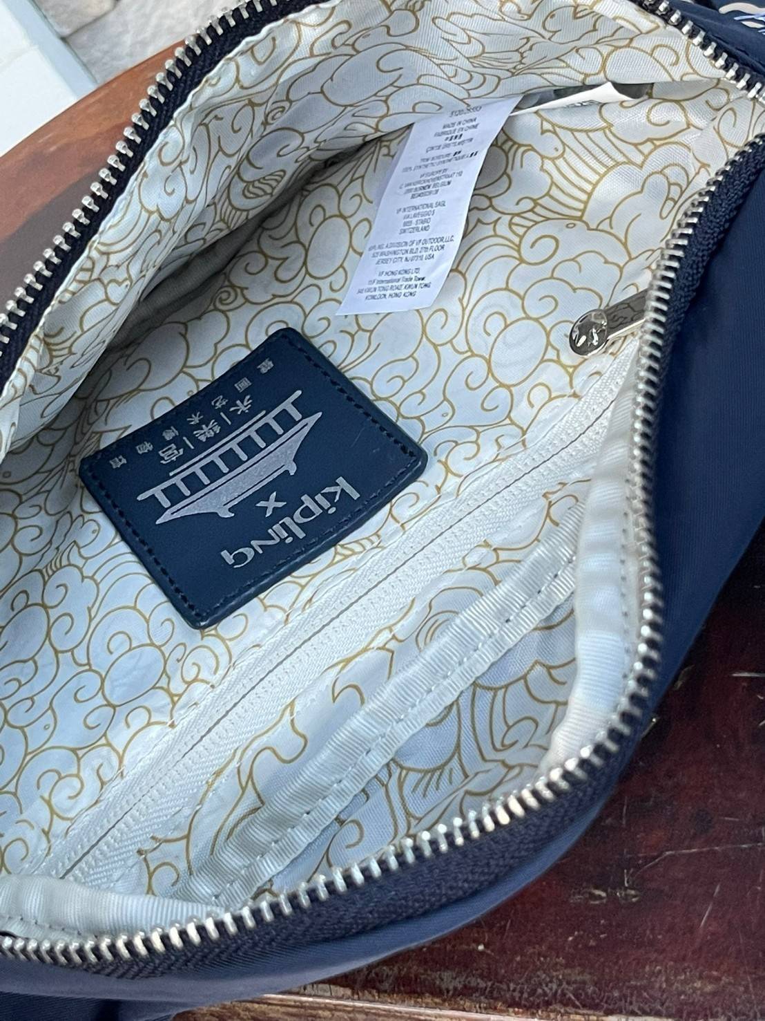 KIPLING X YONGLE PALACE COLLECTION รุ่น FRESH CROSSBODY BAGS กระเป๋าคาดอกรุ่นนี้เป็นการเฉลิมฉลองพระราชวังที่มีประวัติอันแสนยาวนานนับร้อยๆปีจากประเทศจีน ด้วยลวดลายด้านหน้าที่ออกแบบมาอย่างเป็นเอกลักษณ์สวยงามมีมนต์ขลัง ขนาดของกระเป๋าคาดอกใบนี้ทำให้คุณรู้สึกค