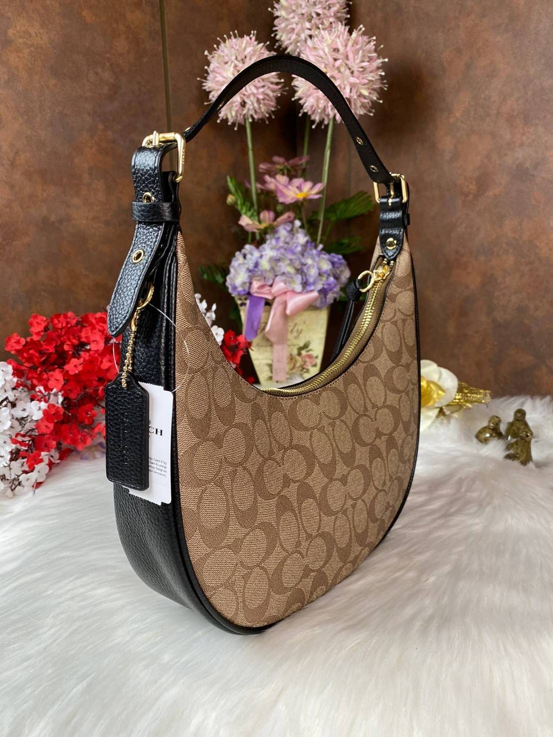 Coach Bailey Hobo With Whipstich Shoulder Bag (coachc1322) กระเป๋าcoach ทรงโค้งใช้แบบหิ้วหรือคล้องไหล่ก็ดูดี ใช้วัสดุหนังแท้ชั้นดี หนังสวยมากๆค่ะ ด้านหน้าใช้อะไหล่แบรนด์ตัวใหญ่ หรู ดูสะดุดตามีเดียว จุดเด่นตรงสายคือร้อยหนังเป็นสีเข้ากับตัวกระเป๋าได้สวยงาม 