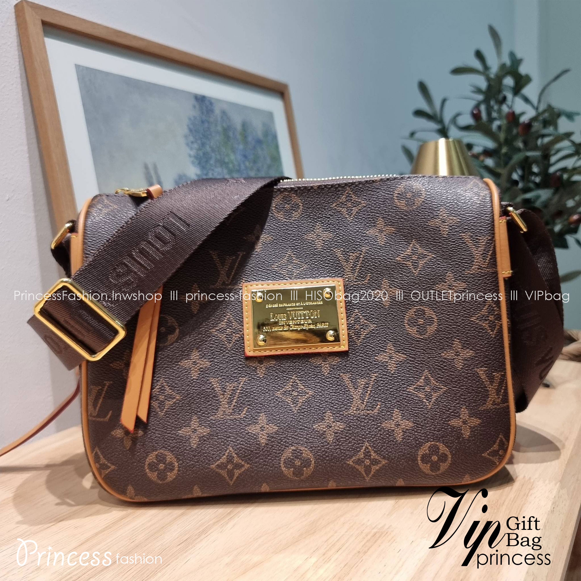 LV INVENTEUR MONOGRAM BAG รุ่นหายากสุดคลาสสิค กับกระเป๋าสะพายข้างดีไซน์วินเทจ ย้อนยุค มีดีเทลความหรูด้วยแผ่นเพลทสีทอง สายสะพายในตัวใช้งานได้คล่องตัว