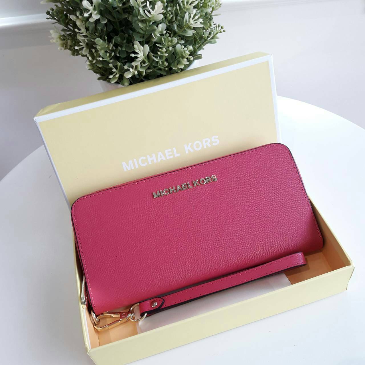 Michael kors saffiano long wallet กระเป๋าสตางค์ใบยาวแบบซิปรอบ วัสดุหนังลาย Saffiano สวยหรูมากๆ ด้านหน้าประดับ logo brand ซิปปั๊มแบรนด์ ภายในช่องใส่บัตร, ธนบัตร และช่องใส่เหรียญ ใส่ iPhone+ ได้ค่ะ มาพร้อมสายคล้องข้อมืออีก 1 เส้น ใบนี้คุ้มเกินราคา รับประกัน