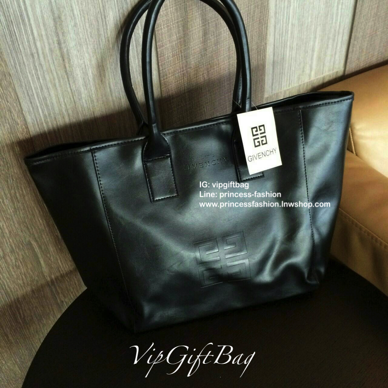 GIVENCHY TOTE BAG สินค้าพรีเมี่ยมจากน้ำหอม GIVENCHYแท้ 100%ทรงสุด HOT!! ขนาดกำลังดี หูยาวสายสามารถสะพายขึ้นไหล่เก๋ๆ เหมาะสำหรับทุกวัน ทำจากหนัง PU อย่างดี น้ำหนักเบา ด้านหน้าติดแผ่นหนังปั๊มGIVENCHY เรียบๆแต่มีระดับ ซับในด้วยผ้าสกรีนลายโลโก้ทั้งใบ ปิดปากกร