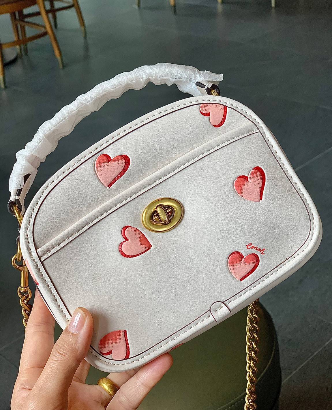 COACH LUNCHBOX TOP HANDLE WITH HEART PRINT ((C3920)) พร้อมส่งความน่ารักที่ไทย ตามมาติดๆค่ะ!! กระเป๋าสะพายข้างหรือแบบหิ้วออกงานเกร๋ๆได้เลยค่ะ หนังแท้อย่างดีสวยงามมากค่ะ ❤️จุดเด่นของรุ่นคือปริ้นลายหัวใจแบบ3D ทั้งใบ