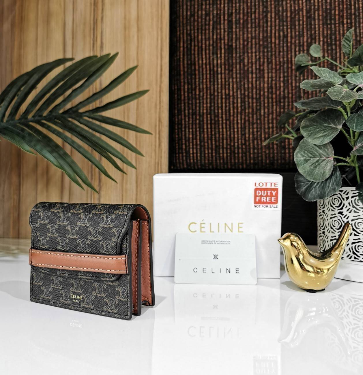 CELINE SHORT WALLET กระเป๋าสตางค์ซีลีนใบสั้น วัสดุ Triomphe Canvas หนังขึ้นลาย Signature Brand สวยอยู่ทรงมีโลโก้ด้านหน้าเปิดปิดด้วยฝาพับคาดเเถบหนังด้านหน้า ภายในมีโลโก้ มีช่องแบ่งหลายช่อง มีช่องใส่บัตรหลายช่อง สามารถช่องใส่เหรียญ บัตร ธนบัตรเเบบพับได้ ไอเ