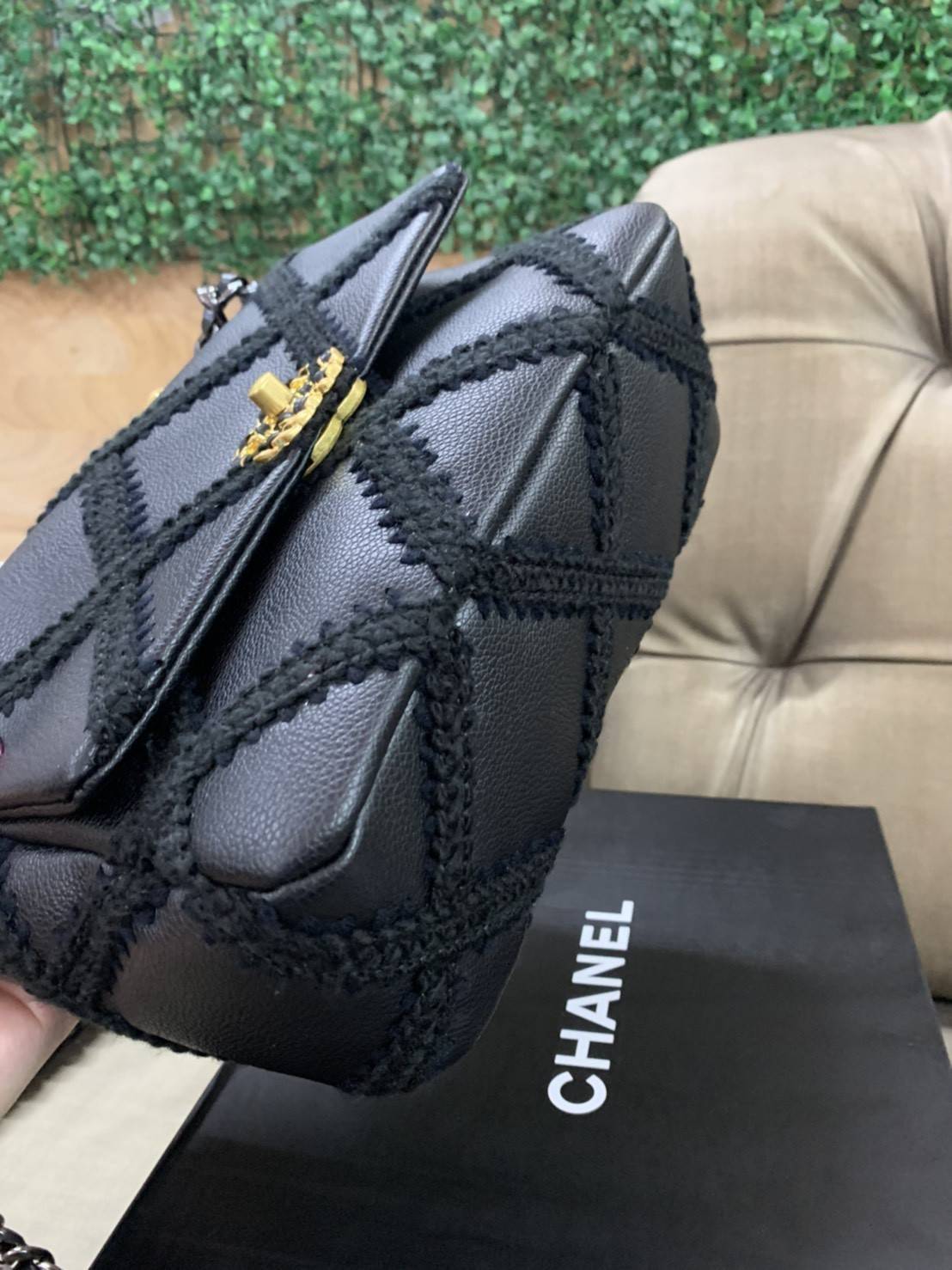 CHANEL 19 Large Stitch Bag VIP GIFT WITH PURCHASE (GWP) พรีเมี่ยมกิ้ฟ Limited Edition จาก Chanel DUTY FREE COUNTER กระเป๋าสะพายทรงคลาสสิค ตกแต่งด้วยการเย็บตะเข็บขนาดใหญ่ วัสดุหนังแท้(calfskin)ผสมผ้าทวีด หนังนิ่มมาก เงาขึ้นรูปสวยค่ะ ดีไซต์สายสะพายโซ่สองสีส