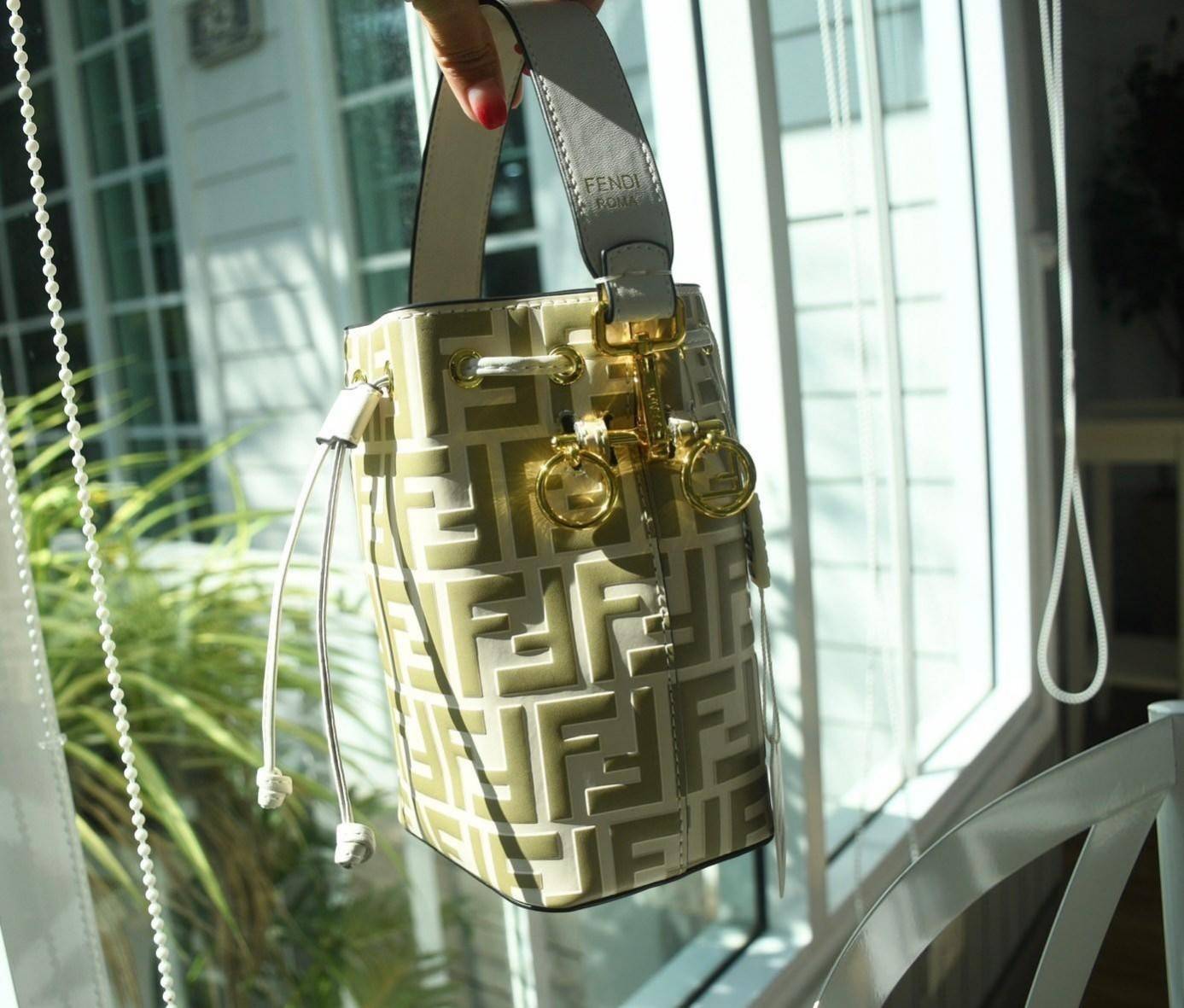 Fendi MonTresor mini Bucket Bag กระเป๋าถือหรือสะพายข้าง วัสดุหนังแท้หนังแข็ง ทรงขนมจีบ ลายแบรนด์ อะไหล่ทองหรูหรา จุของได้เยอะ น้ำหนักเบา ตั้งอยู่ทรง ด้านในโล่ง มี2สาย สายสั้น+ยาว ถอดสายได้ Crossbody ได้ สายยาวปรับระดับได้ คุ้มสุดๆ ใบนี้ไม่ควรพลาดค่ะ ดาราเ