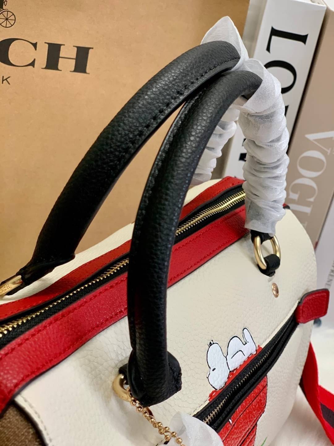 LIMITED EDITION💥 🌈สวย+คุณภาพ สินค้าต้องมีค่า Coach X Peanuts Rowan Satchel With Snoopy ((C6164)) พร้อมส่งที่ไทย ใหม่ล่าสุด ห้ามพลาดค่าา! สวยกันให้สุด กับกระเป๋าทรงหมอน ขนาดกลางกำลังดี หนังแท้นิ่ม ลายหนังสวยงามมากๆค่ะ 🔺ด้านหน้ามีโลโ