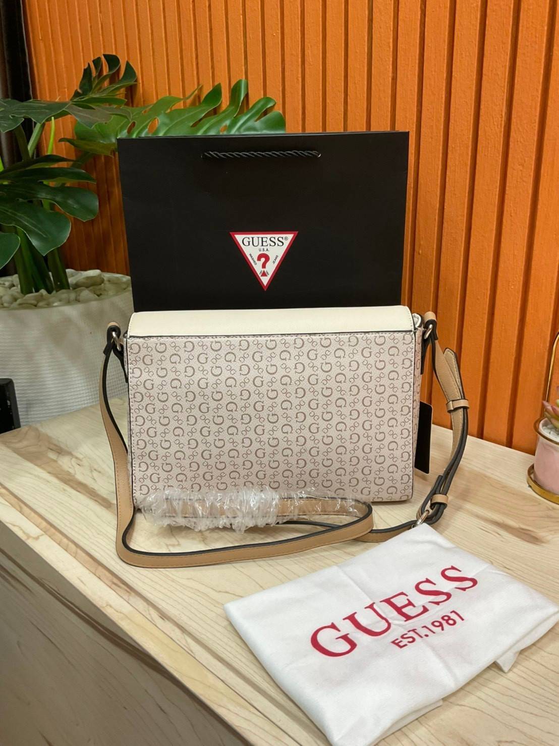 ของแท้ 💯% 】Guess Brit Crossbody Bag in Charcoal Signature Faux Leather and G Monogram Print with Black Leather Flap - Women's Sling Bag กระเป๋าสะพาย Crossbody ทรงเหลี่ยม รุ่นยอดนิยมอีกรุ่นหนึ่งของ Guess ตัวหนังคือดีงามทรงสวย หนังนิ่มน่าใช้มาก