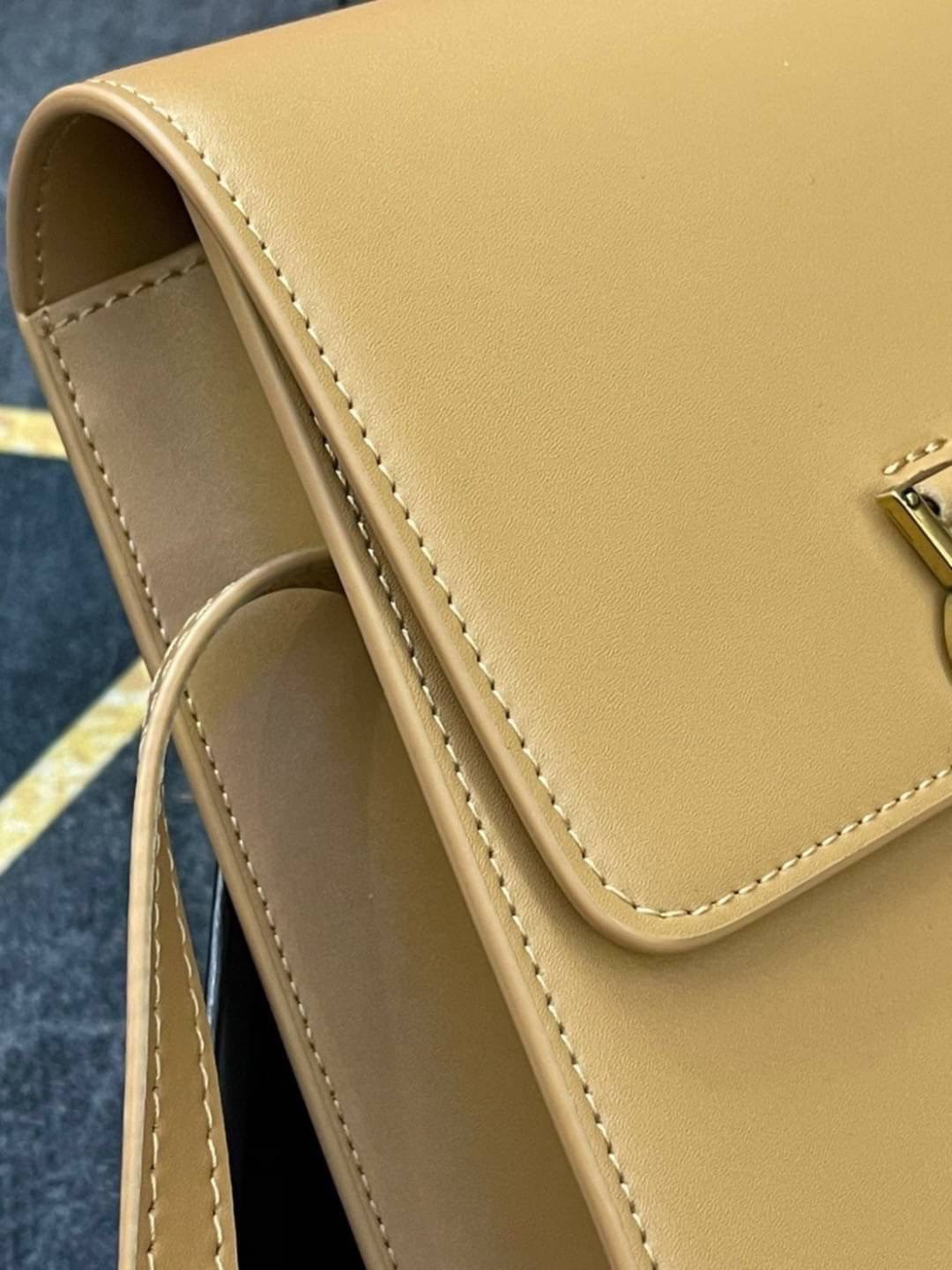 หนังแท้ YSL Yves Saint Laurent small leather shoulder bag กระเป๋าสะพายทรงเหลี่ยมแนวตั้งดีไซน์สวยหรูอยู่ทรงมีโลโก้แบรนด์ด้านหน้า อะไหล่ทองสวยหรู ภายในโล่งกว้าง สายสะพายหนังยาวปรับระดับได้ Rare items เด็ดๆแบบนี้ห้ามพลาด!