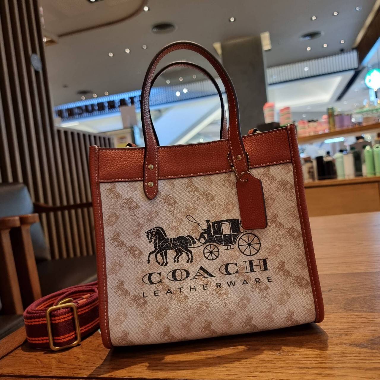 COACH C8456 FIELD TOTE 22 WITH HORSE AND CARRIAGE PRINT AND CARRIAGE BADGE คอลเลคชั่นสุดคลาสสิค ต้อนรับซัมเมอร์ ทั้งสดใสและร้อนแรง สวยหรูดูแพงในไอเท็มเดียว กระเป๋าทรงโท้ท ไซส์กำลังสวย น่ารักน่าใช้ ฟังก์ชั่นการใช้งานสะดวกที่สุด มีทั้งสายคล้องแขนในตัว และสา