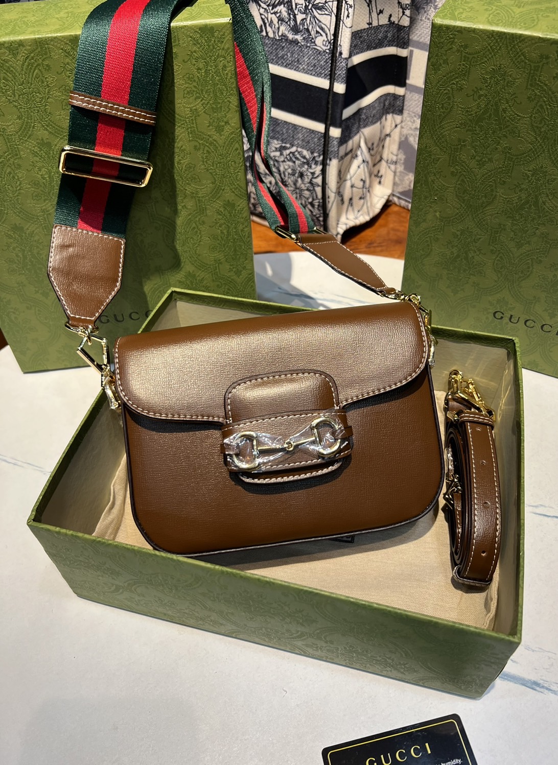 หนังแท้ GUCCI Horsebit 1955 mini bag GG Supreme canvas ที่สุดของรุ่นที่ฮอตหนักมาก คอลเลคชั่นที่ยอดขายดีตั้งแต่วันแรกที่ลง shop ด้วยรูปทรงที่กะทัดรัด ตอบโจทย์ได้ทุกลุค ทุกไลฟ์สไตล์ ใช้งานได้ง่ายคล่องตัว เรียกได้ว่าใครไม่มีได้ยังไง สวยขนาดนี้!!