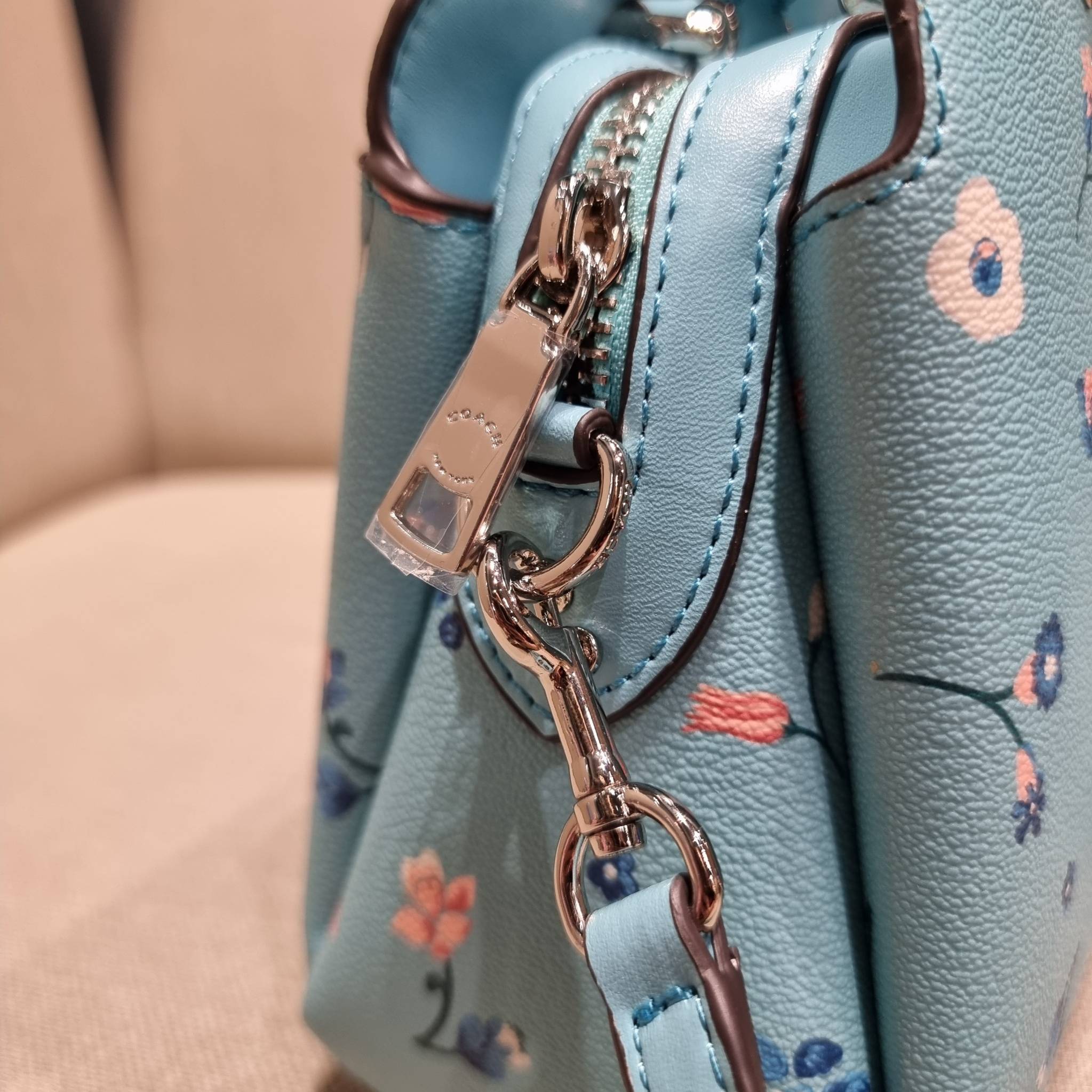 COACH C8216 MINI LILLIE CARRYALL WITH MYSTICAL FLORAL PRINT สีใหม่ล่าสุด กับรุ่นที่สุดของความขายดี คอลยอดฮิตในลวดลายสุดชิค กระเป๋าสะพายทรงสวย ที่ดีไซน์ออกมาให้ใช้งานง่าย สะดวก สวย หรู ดูดี!! วัสดุหนังแคนวาสเคลือบลาย มาพร้อมสายสะพายข้างและหูจับในตัว ถอดออก