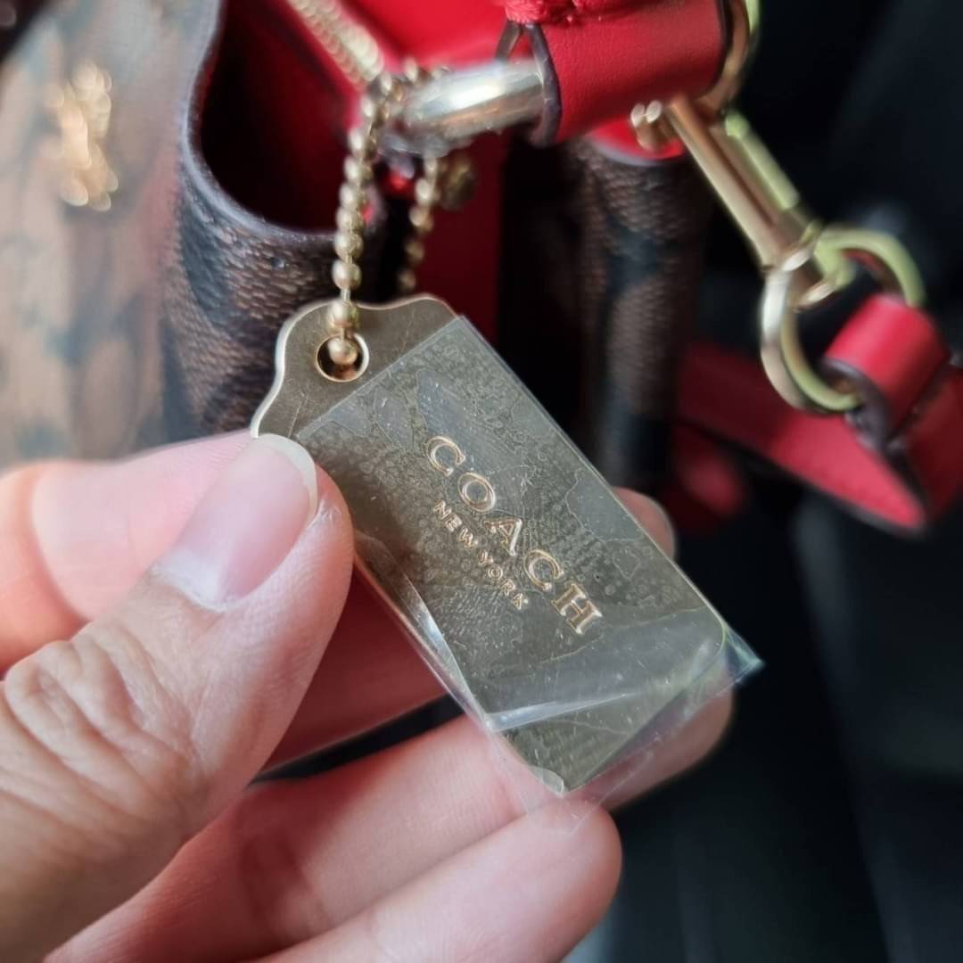 COACH 2312 SMALL TOWN BUCKET BAG IN SIGNATURE CANVAS รุ่นยอดนิยมใบเล็กมาครบสีแล้วจ้า กระเป๋าทรงบัคเก็ต สีผู้ดี๊ผู้ดี ตัวกระเป๋าดีไซน์คลาสสิคลายซี ดูโดดเด่น วัสดุหนังแคนวาสเคลือบลาย สวยคมทุกมุมจริงๆ!! เปิด-ปิดด้วยกระดุมแม่เหล็กทั้ง 2 ฝั่ง ภายในเป็นช่องโล่ง