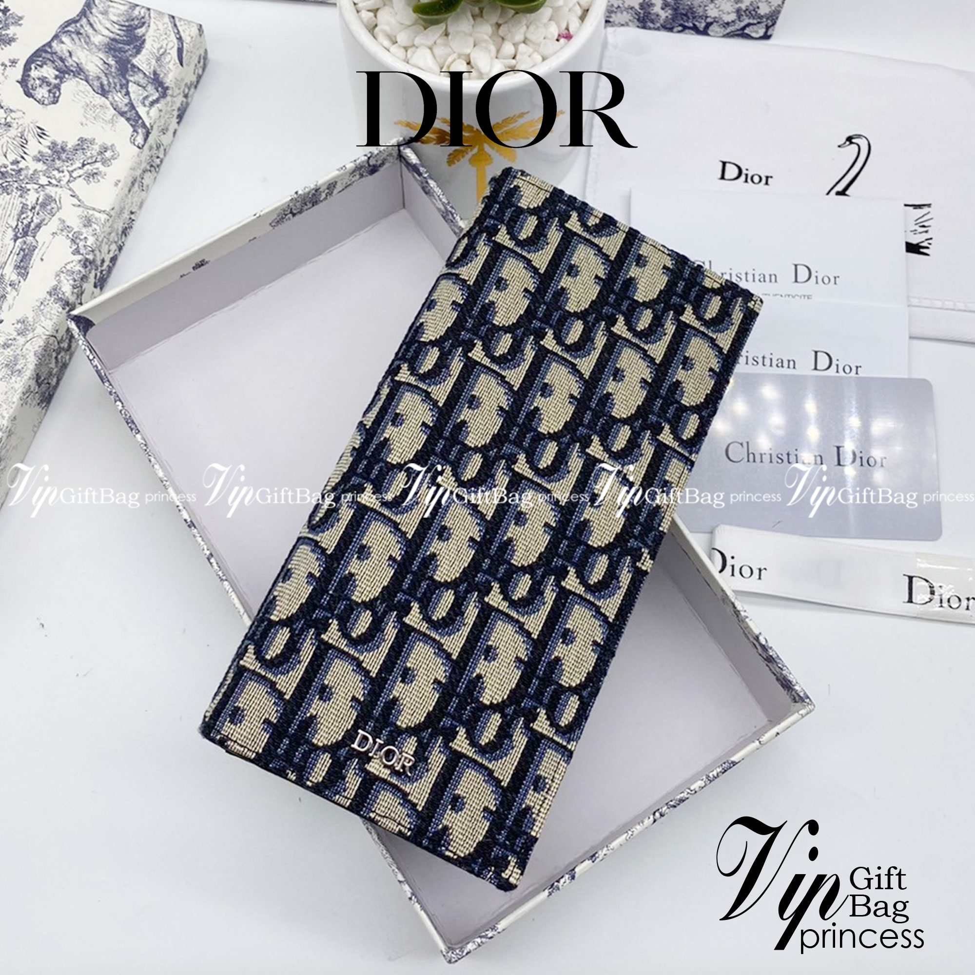 หนังแท้ DIOR LONG WALLET MONOGRAM / DIOR WALLET กระเป๋าสตางค์ใบยาว เอกลักษณ์ของความหรู วัสดุหนังแท้และผ้า Jacquard อย่างดีสวยงามที่สุด ผสมผสานความสง่างามและคลาสสิกที่เข้ากับยุคสมัย ด้านหน้าโดดเด่นด้วยซิกเนเจอร์แบรนด์ เป็นอีกหนึ่งรุ่นที่ดาราเชเลปใช้กันเยอะ