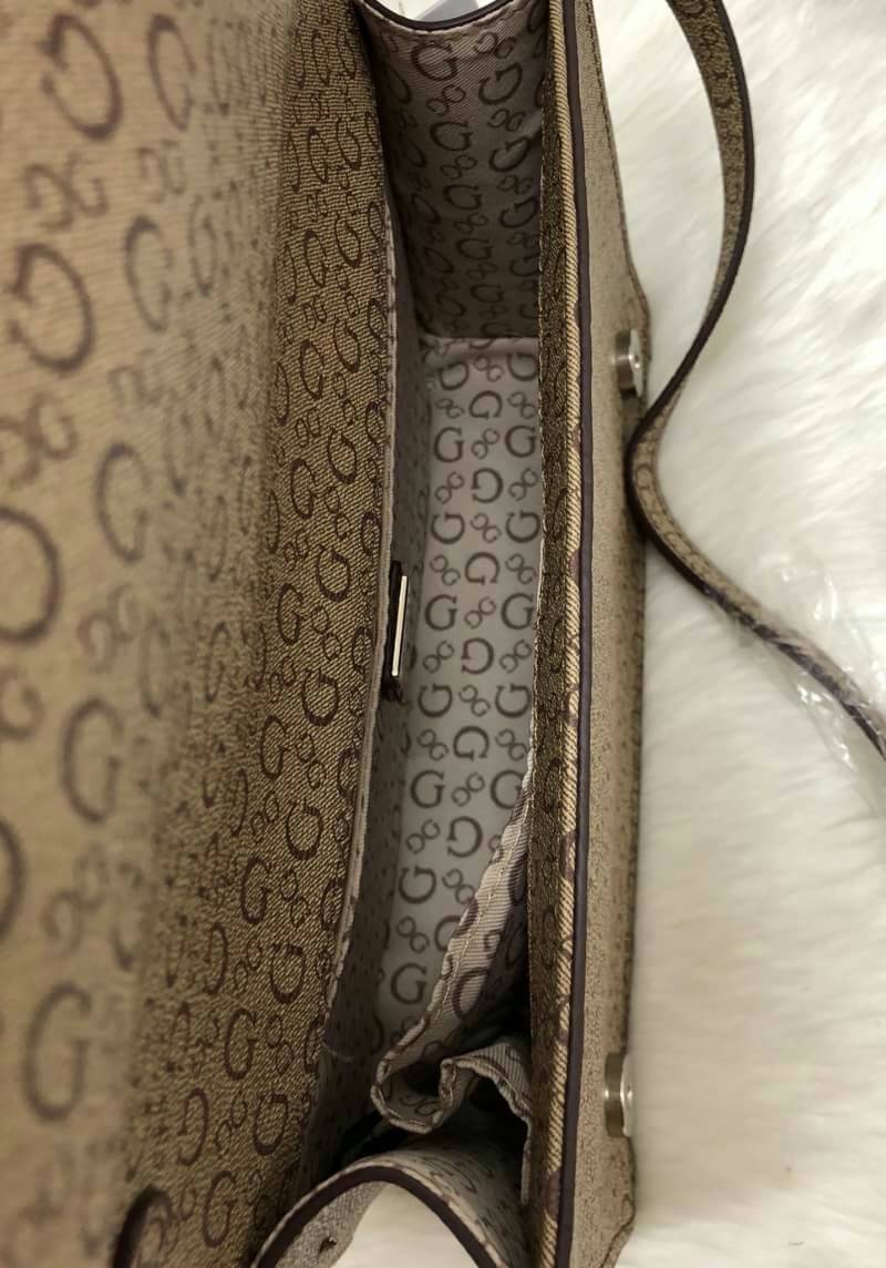 GUESS Embroidery Shoulder Bag กระเป๋าไหล่หรือ crossbody วัสดุหนังแกะเทียม น้ำหนักเบา ตัวกระเป๋าเพ้นท์ลายตัวG ทั้งใบ พร้อมปักรูปดอกไม้ด้านหน้า มาให้ งานปักละเอียด สวยมากๆ ค่ะ เปิดปิดกระเป๋าแบบฝาปิด แม่เหล็ก ใข้งานง่าย ด้านในโล่ง ใส่ ipad mini ได้ และมีช่อง