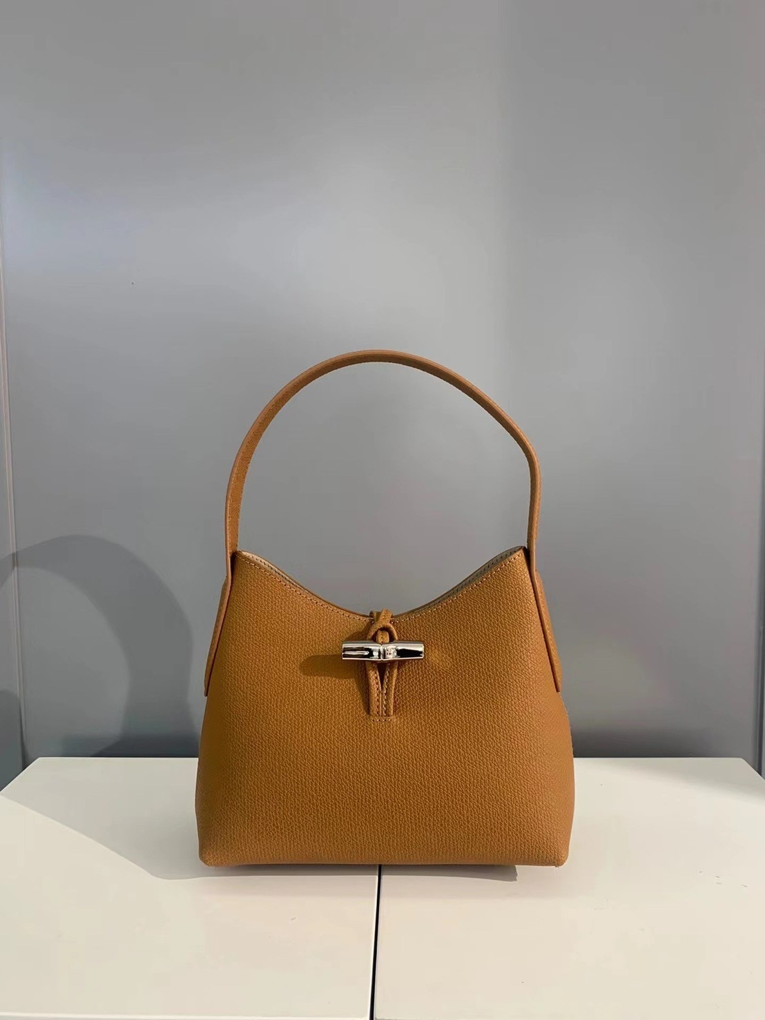 LONGCHAMP ROSEAU Hobo bag กระเป๋าสะพายไหล่ขนาดเล็ก วัสดุหนังวัว อะไหล่เงิน เป็นการผสมผสานสไตล์ที่เรียบง่าย Roseau อันเป็นสัญลักษณ์ใหม่ทั้งหมด เรียบง่าย สะดวกใช้ ประดับด้วยเข็มกลัดไม้ไผ่อันเป็นสัญลักษณ์ของแบรนด์ เรียบหรู แต่ดูดี ในแบบฉบับของ Longchamp ห้าม