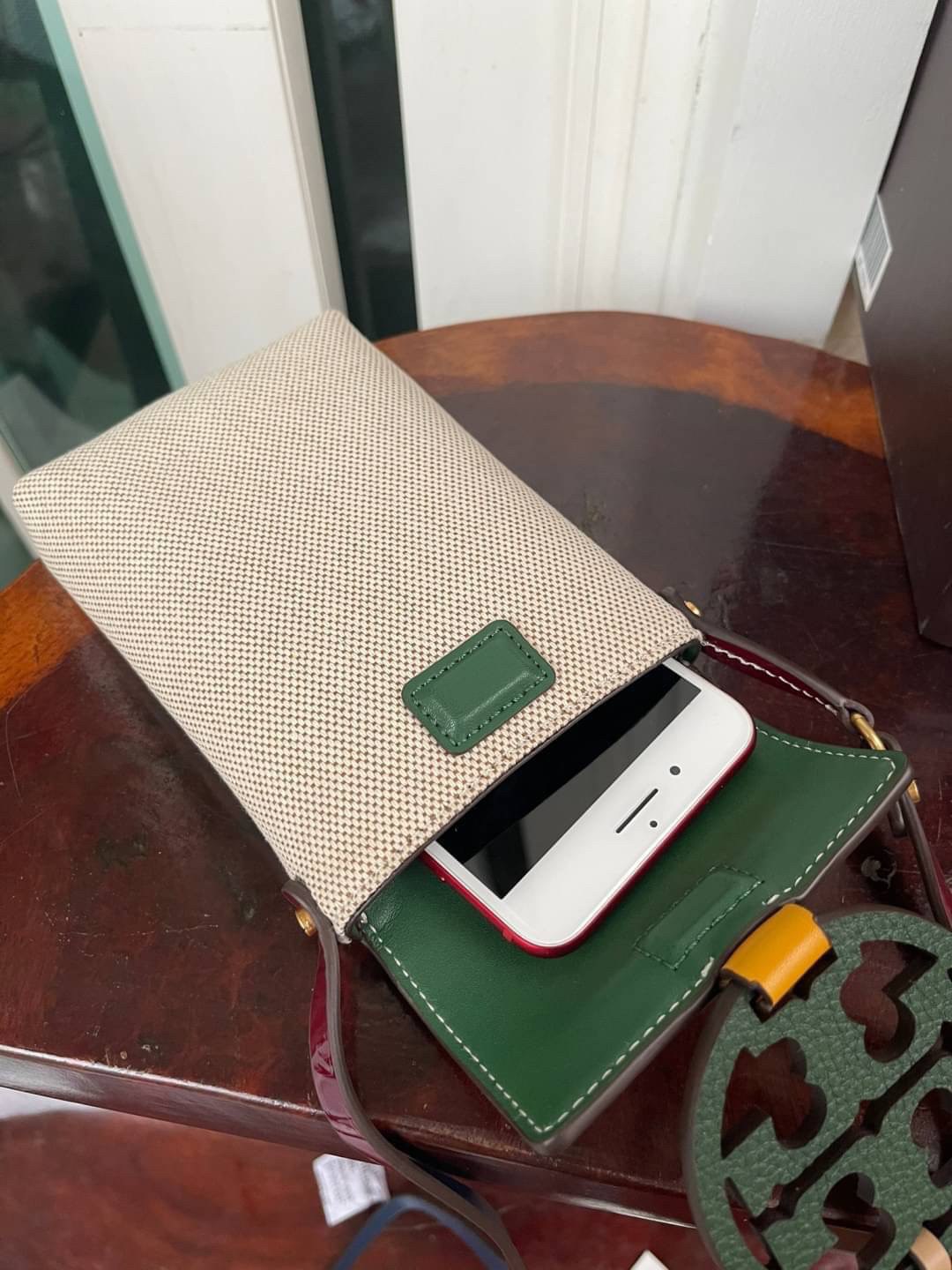 OUTLET 💕Tory Burch Miller Canvas Phone Crossbody ขึ้นชื่อว่ากระเป๋าสำหรับใส่มือถือหรือของจุกจิกต่างๆ โดยให้เหมาะกับการใช้งานนั้นมีไม่มาก คอลเลคชั่นนี้ออกมาเพื่อเอาใจสาวๆโดยเฉพาะ สีสันสุภาพ