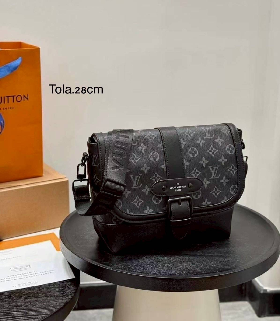 LV Saumur Messenger Bag Monogram Eclipse Canvas Bag กระเป๋าสะพายทรงแมสเซ็นเจอร์ ดีไซน์ทันสมัย คอลเลคชั่นสุดหล่อ ดีไซน์คลาสสิคแฝงดีเทลความหรู