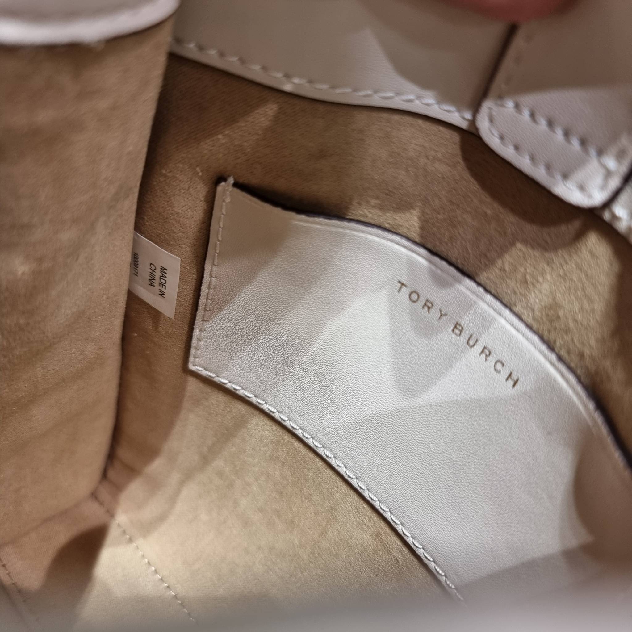 TORY BURCH T MONOGRAM BRAIDED MINI TOTE คอลเลคชั่นใหม่ พร้อมเสิร์ฟความสวยให้ถึงบ้าน!! รอบนี้จัดกระเป๋าทรงโท้ท ไซส์มินิมาให้สาวๆโดยเฉพาะ ดีไซน์ใหม่ล่าสุด สไตล์งานคราฟ มีลูกเล่นประดับดอกไม้กับตัวกระเป๋า วัสดุผ้า jacquard ตัดสลับหนังแท้ หูจับและขอบกระเป๋าตกแ