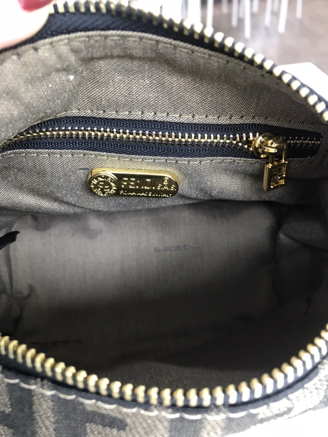 Fendi Tobacco Monogram FF Logo Zucca Buckle Belt Boston Mini Bag Brow Canvas Satchel กระเป๋าสะพายข้าง size mini สุดฮิต วัสดุ canvas จุของได้เยอะ ใส่iphone+ ได้ เปิดปิดด้วยซิป น่ารักมากกก ห้ามพลาดเลยค่ะใบนี้แนะนำสุดๆ มีสายสั้น+สายสะพายไหล่ ปรับสายได้