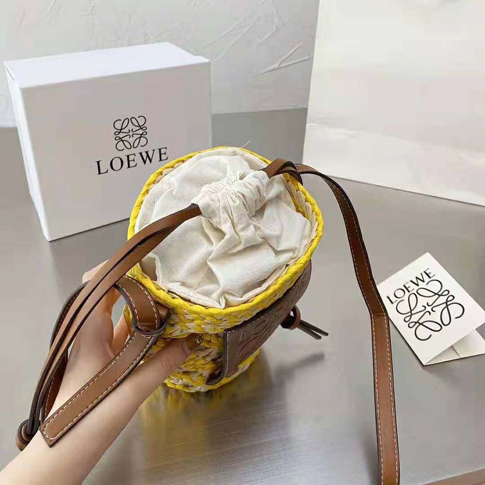 LOEWE Cylinder Pocket in iraca palm and calfskin กระเป๋าสาน สไตล์มินิมอล ไซส์มินิตะมุตะมิ น่ารักไม่ไหว แล้วคือดีต่อใจ แมทช์ง่ายใช้ได้กับทุกลุคค่ะบอกเลย