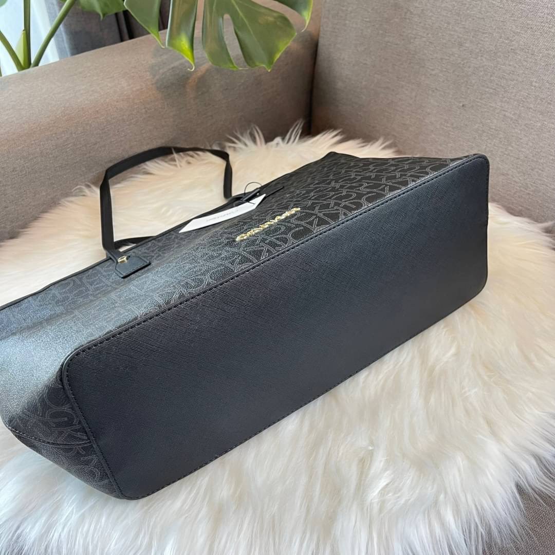 Calvin Klein tote bag กระเป๋าทรงช้อปปิ้ง ใบใหญ่จุกๆ มาพร้อมกับใบลูก สามารถถอดได้ เปิดปิดด้วยซิปบน ไม่ต้องกลัวของตกหล่น ภายในโล่งกว้าง ใส่ไอแพด/โน๊ตบุ๊ค/A4 ได้ค่ะ