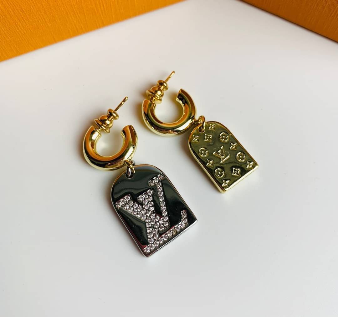 LV earring / Louis Vuitton earring ต่างหูหลุยส์ เกรดออริจินอล งานเคลือบโลหะทอง ไม่ลอกไม่ดำ เงาสวยคล้ายของจริงมากที่สุด สวยหรูหรา ผู้ดี ไฮโซสุดๆ งานเล่นไฟสวยมากค่ะ คอนเฟิม !!!!! เกรดสั่งทำแบบละเอียดที่สุด เก็บรายละเอียดครบ ปั้มโลโก้ สวยมากค่ะ