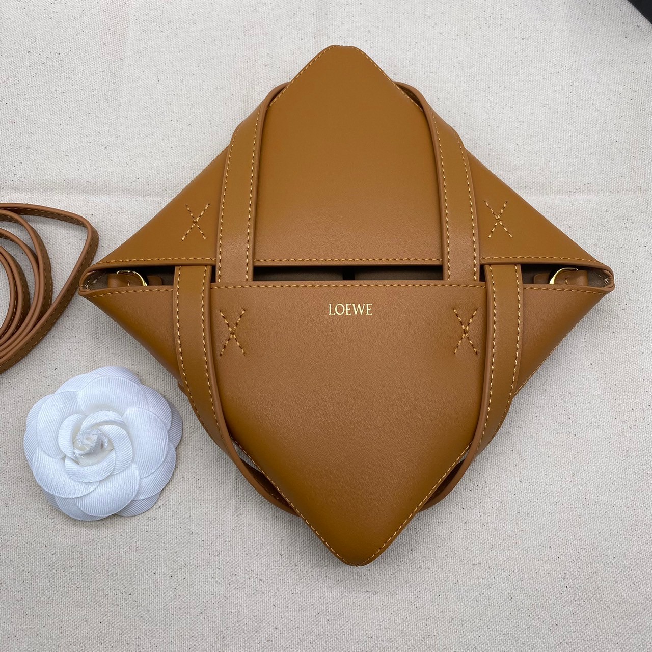 LOEWE Mini Puzzle Fold Tote in shiny calfskin / LOEWE TOTE BAG 18cm พร้อมส่ง กระเป๋าทรงโท้ท ขนาดมินิ ใช้งานง่ายเรียบหรู จุของได้เยอะ หนังเรียบสวยอยู่ทรงมาพร้อมสายสะพายยาวถอดได้ พับเก็บได้เป็นเอกลักษณ์