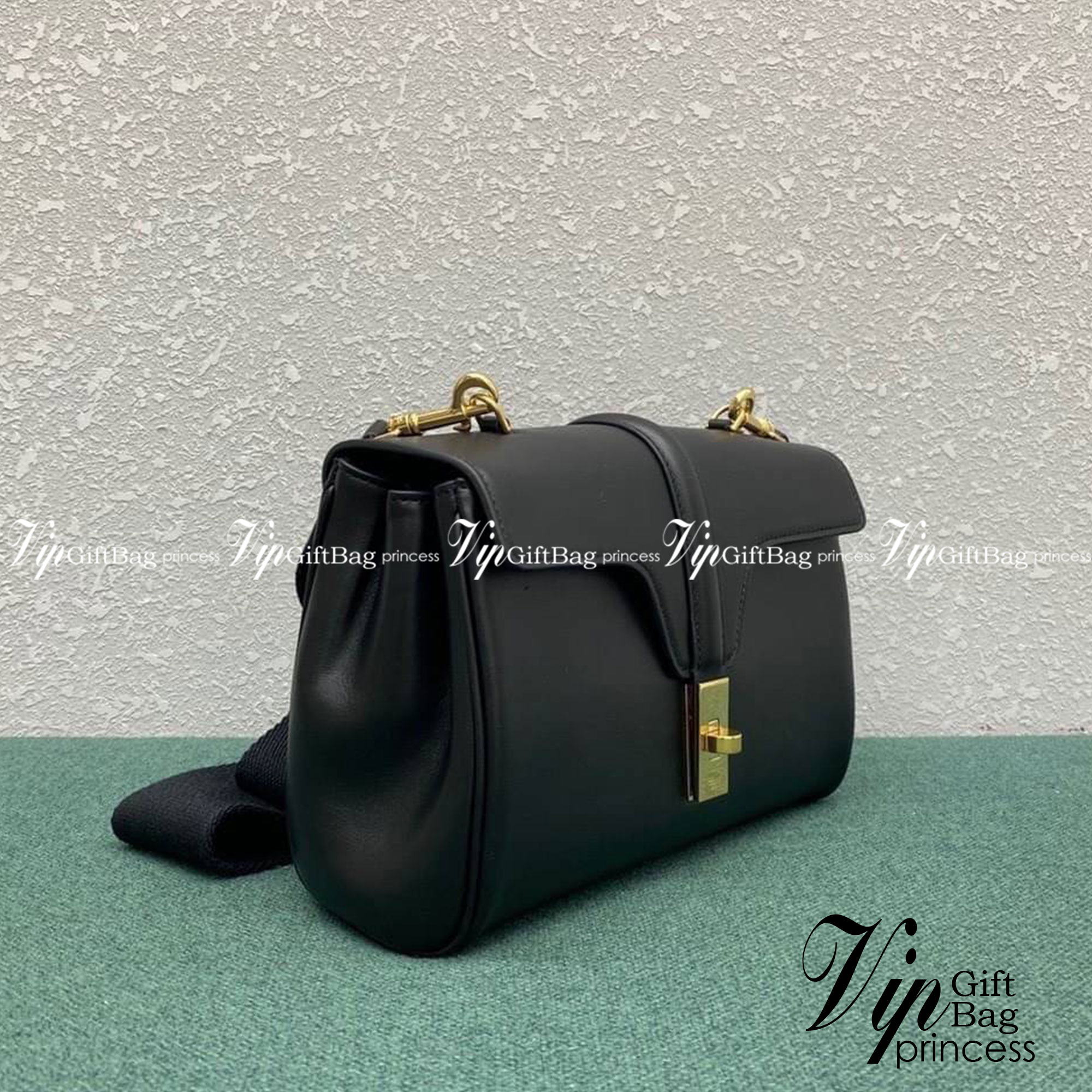 CELINE Teen Soft 16 In Smooth Calfskin / CELINE TRIOMPHE CROSSBODY BAG กระเป๋าสุดเรียบง่ายคงความสไตล์เซลีนเป็นอย่างดี ดีไซน์สวยหรูสุดคลาสสิคหนังเรียบสวยอยู่ทรงเปิดปิดด้วยฝาปิดล๊อคบิดโลโก้แบรนด์อะไหล่ทองวิ้งๆภายในมีช่องแบ่งเป็นสัดส่วนและมีช่องซิปหัวซิปแบรน