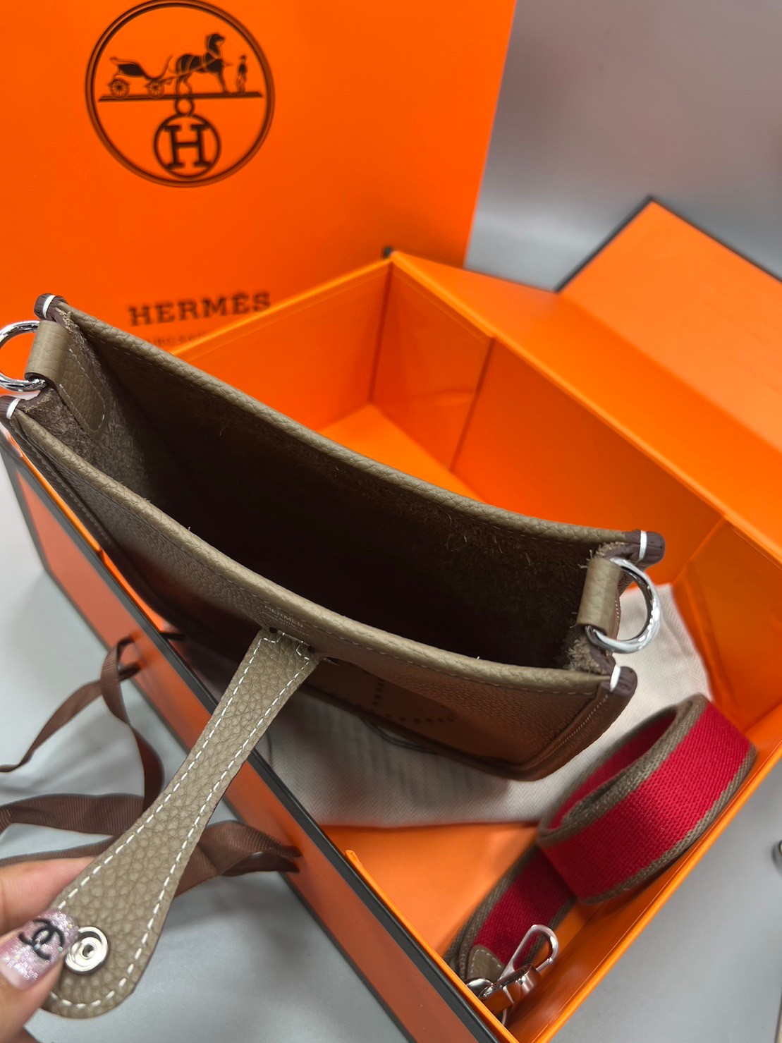 HERMES evelyne mini bag Luxury Bag กระเป๋าสะพายแบรนด์ดัง แบรนด์หรู คลาสสิกตลอดกาล ใช้ได้ทั้งชายหญิง ใบเดียวจบ สวยรวยปัง เกรดท็อปออริจินอล ภาพสินค้าถ่ายจากงานขายจริง ใช้งานต่างประเทศได้