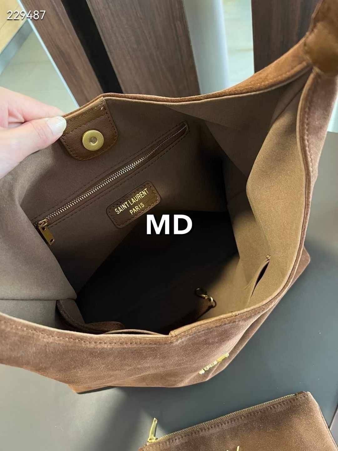 YSL Hobo Leather Bag / YSL Hobo Suede Bag กระเป๋าสะพายทรงโท้ทใบใหญ่รุ่นใหม่ หูจับในตัวใช้งานง่ายจุของได้เยอะ งานหนังเรียบและงานหนังกลับสีน้ำตาล ดีไซน์เรียบแต่หรู