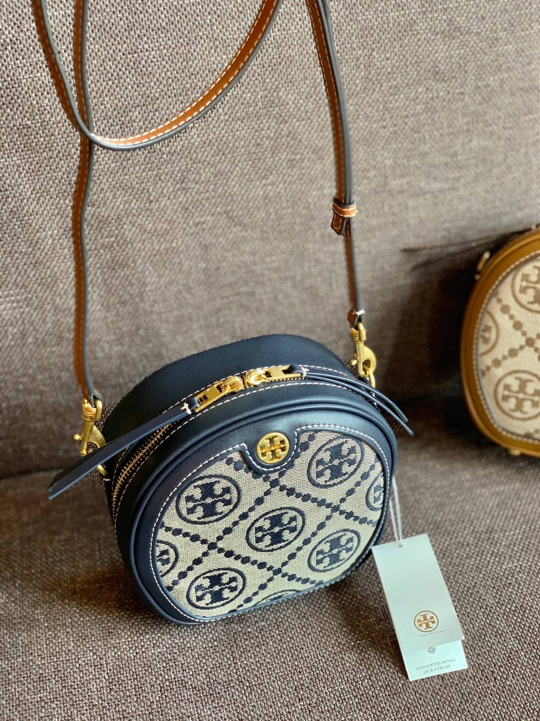 TORY BURCH T MONOGRAM JACQUARD CIRCLE BAG ((Large size)) พร้อมส่งที่ไทย สวยก่อนใครที่นี่! กระเป๋าจาก Tory burch รุ่นนี้มาในสไตล์ทรงวงกลม สุดคลาสสิค ดูคล่องตัวมากขึ้น วัสดุJacquardทอลายแบรนด์+ขอบหนังแท้ ได้ลงตัวสวยงามอยู่เหมือนเดิมค่ะ