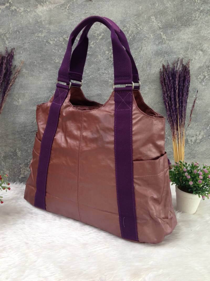 Kipling รุ่น Cicele กระเป๋าสะพายไหล่ใบใหญ่ สวยน่ารัก ตัวกระเป๋าด้านในเป็นช่องโล่งแบบปิดเปิดด้วยซิป มีช่องซิปด้านใน ด้านข้างกระเป๋า มี 2 ช่อง ปิดเปิด ด้วยเทป พร้อมที่ใส่โทรศัพท์ ปากกา และ MP 3 ในส่วนด้านใน และ ด้านข้างกระเป๋า ซ้าย-ขวา เป็นช่องขนาดเล็กสำหรั