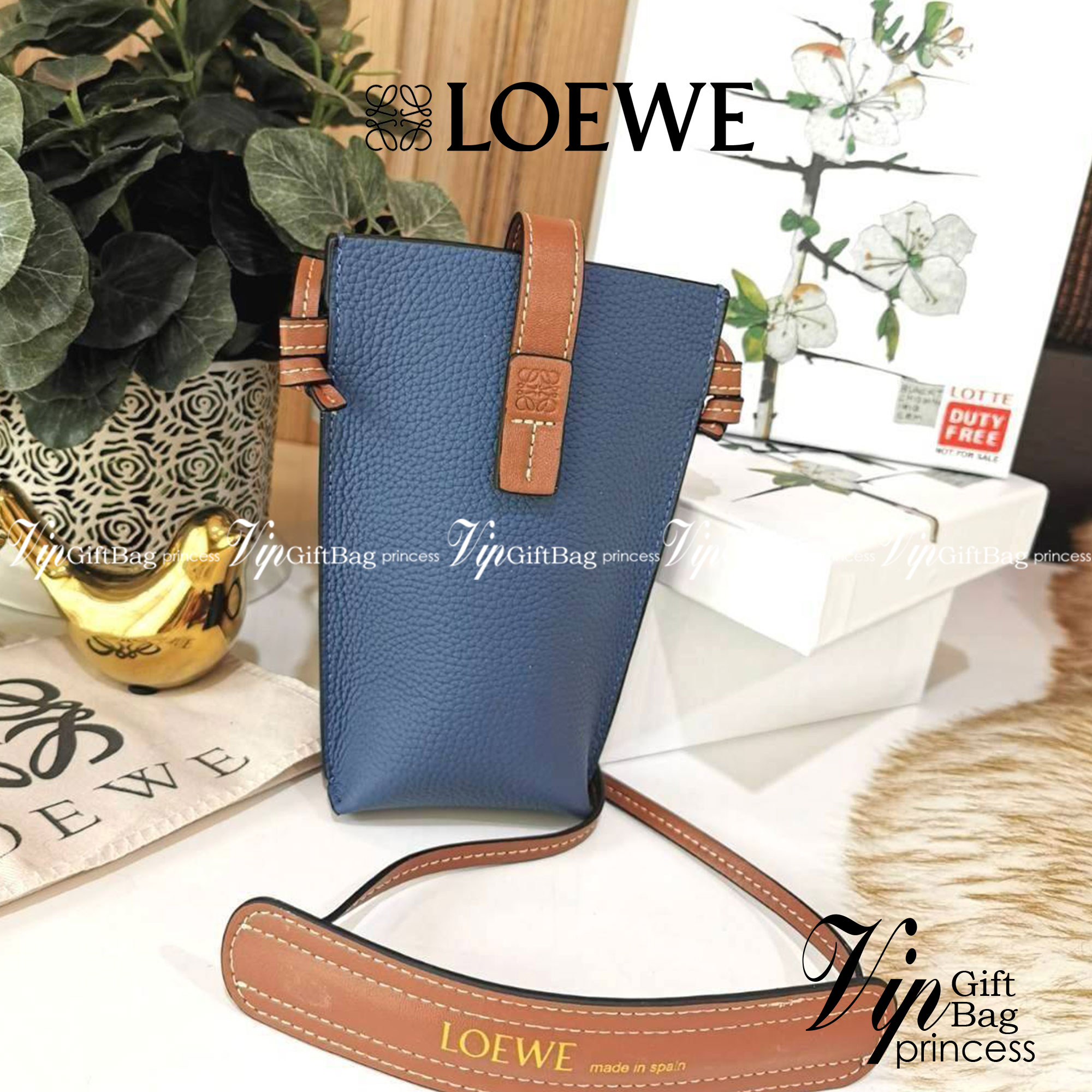 LOEWE MINI CROSSBODY BAG GIFT WITH PURCHASE (GWP) กระเป๋าสะพาย Limited จาก LOEWE วัสดุ Calfskin หนังแท้หนังสวยอยู่ทรงขนาดมินิดีไซน์มินิมอล ภายในโล่งใส่มือถือ บัตร ของจุกจิกได้ ด้านหลังมีช่องใส่ของ พร้อมสายหนังแท้คล้องคอได้ สะพายไหล่ Crossbody ได้ สายเลื่อ