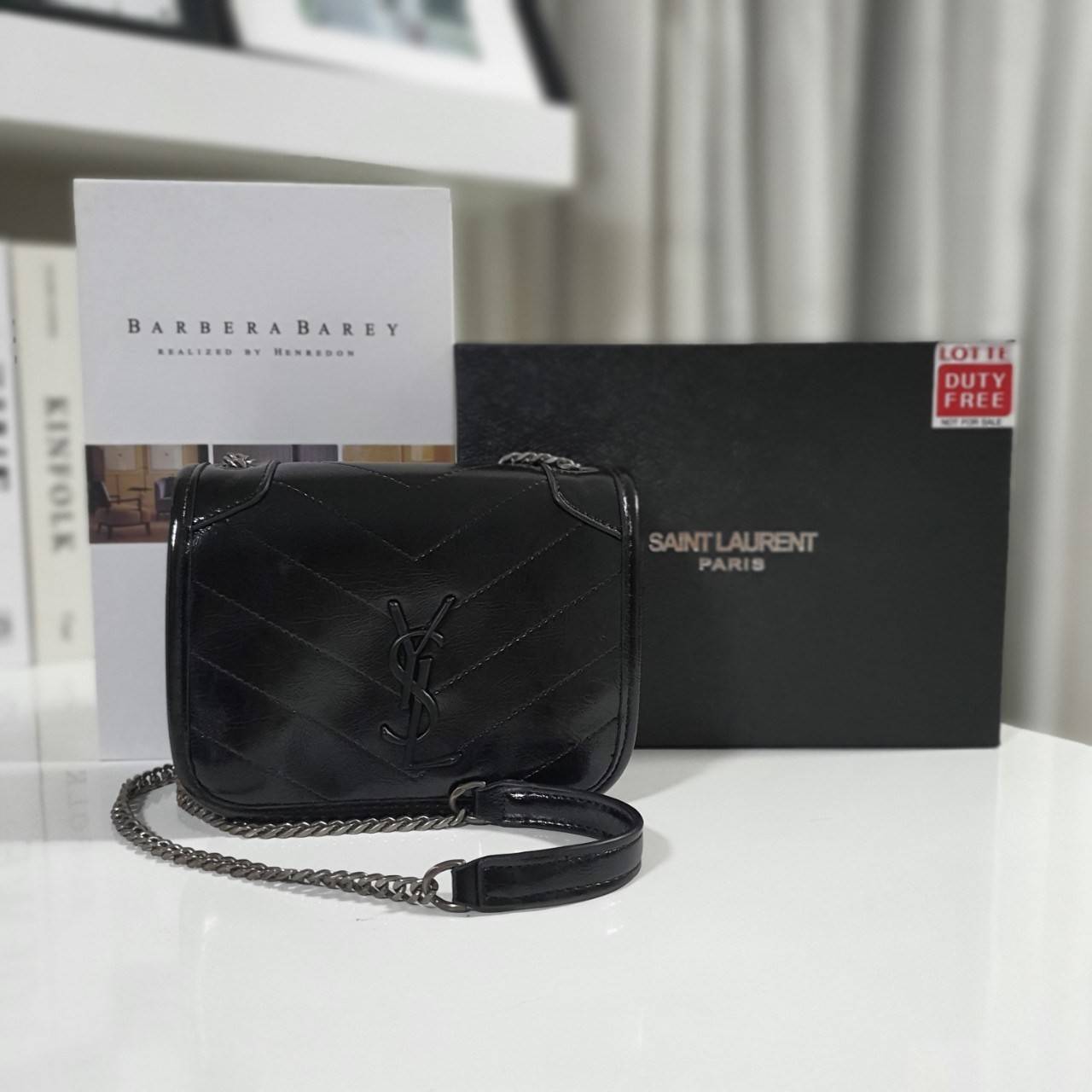 VIP 】YVES SAINT LAURENT YSL BAG VIP GIFT WITH PURCHASE (GWP) พรีเมี่ยมกิ้ฟ Limited Edition จาก YSL DUTY FREE COUNTER วัสดุหนังPu สีดำเงา ทรงสี่เหลี่ยมหนังสวยหรูอยู่ทรงเปิดปิดด้วยฝาปิดโลโก้แบรนด์อะไหล่เงินรมดำ ภายในโล่งมีช่องหลัก และช่องซิปสามารถใส่มือถือข