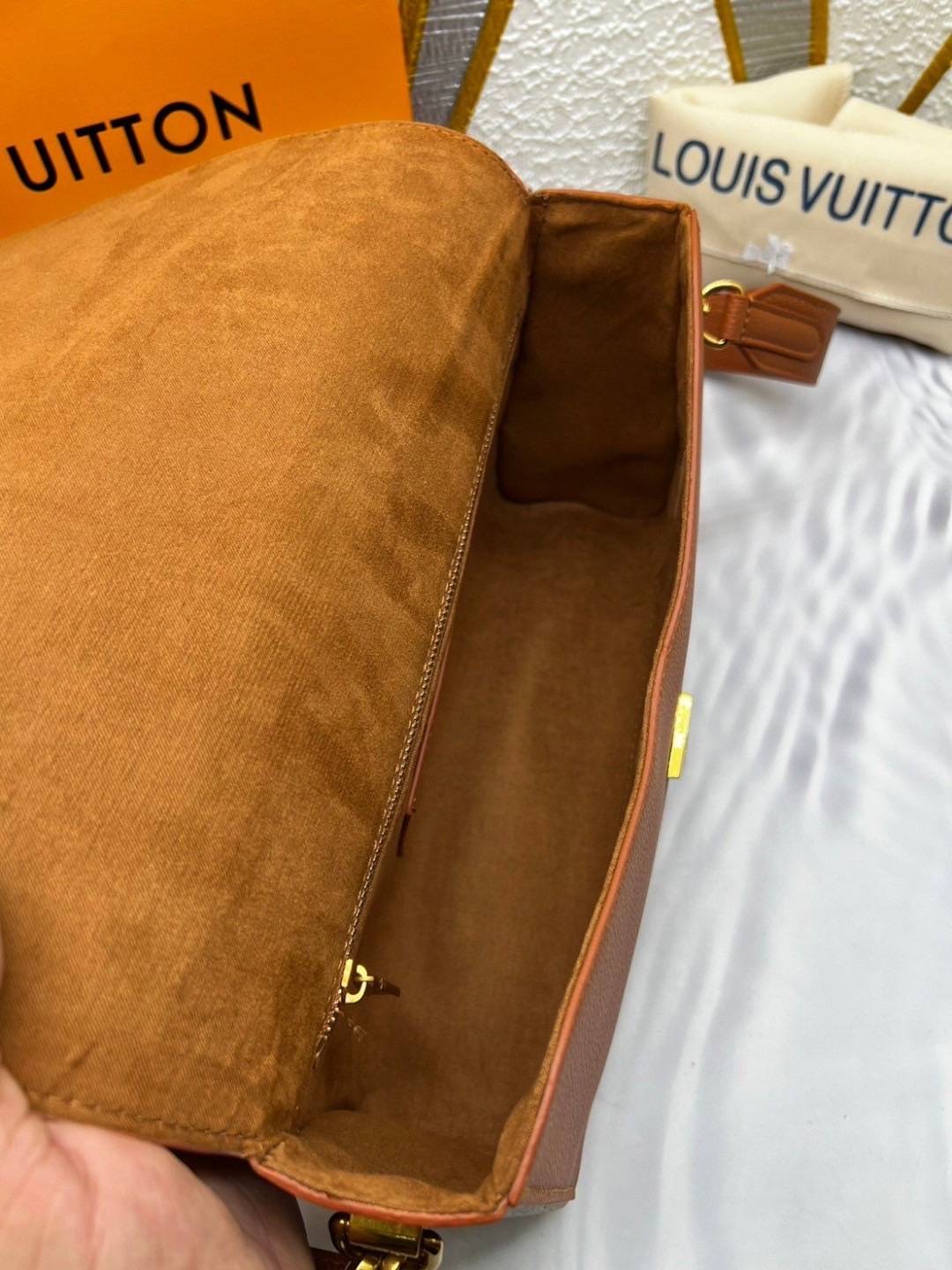 LV Twist Bag 27cm กระเป๋าสะพายดีไซส์เรียบหรูดูแพง ต้องยกให้รุ่นนี้ โลโก้อะไหล่สีทองหรูหราโดดเด่น ที่สุดของความสวยคลาสสิคย้อนยุค ภายในเป็นช่องโล่ง ควรมีติดตู้ไว้ซักใบค่ะ