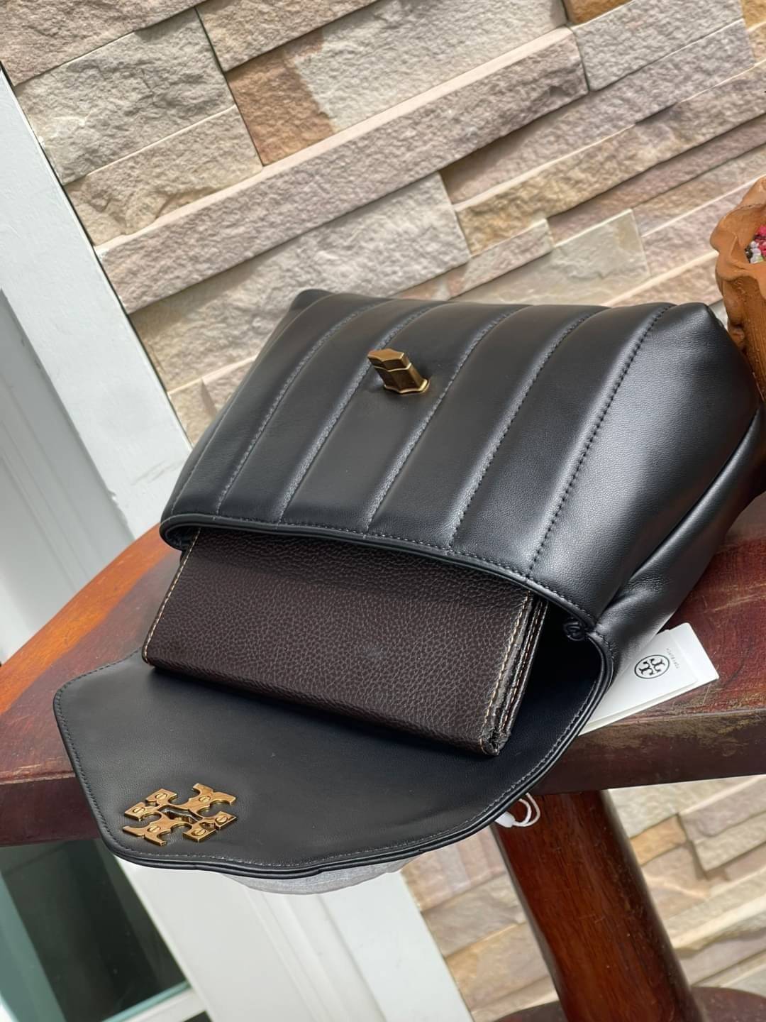 OUTLET 】Tory Burch Kira Top Handle Satchel มี2ขนาด Small/Medium กระเป๋าทรงใหม่ล่าสุดจากรุ่นคิร่า (Kira) มาในเทคนิคตัดเย็บควิลท์แนวขนาน ใช้วัสดุหนังเงานุ่ม สะท้อนแรงบันดาลใจแบบนิวยอร์กจากเบาะหนังในรถคลาสสิค Hardwareสีทองสวยหรู และจุดเด่นอีกรุ่นคิร่าคือความ