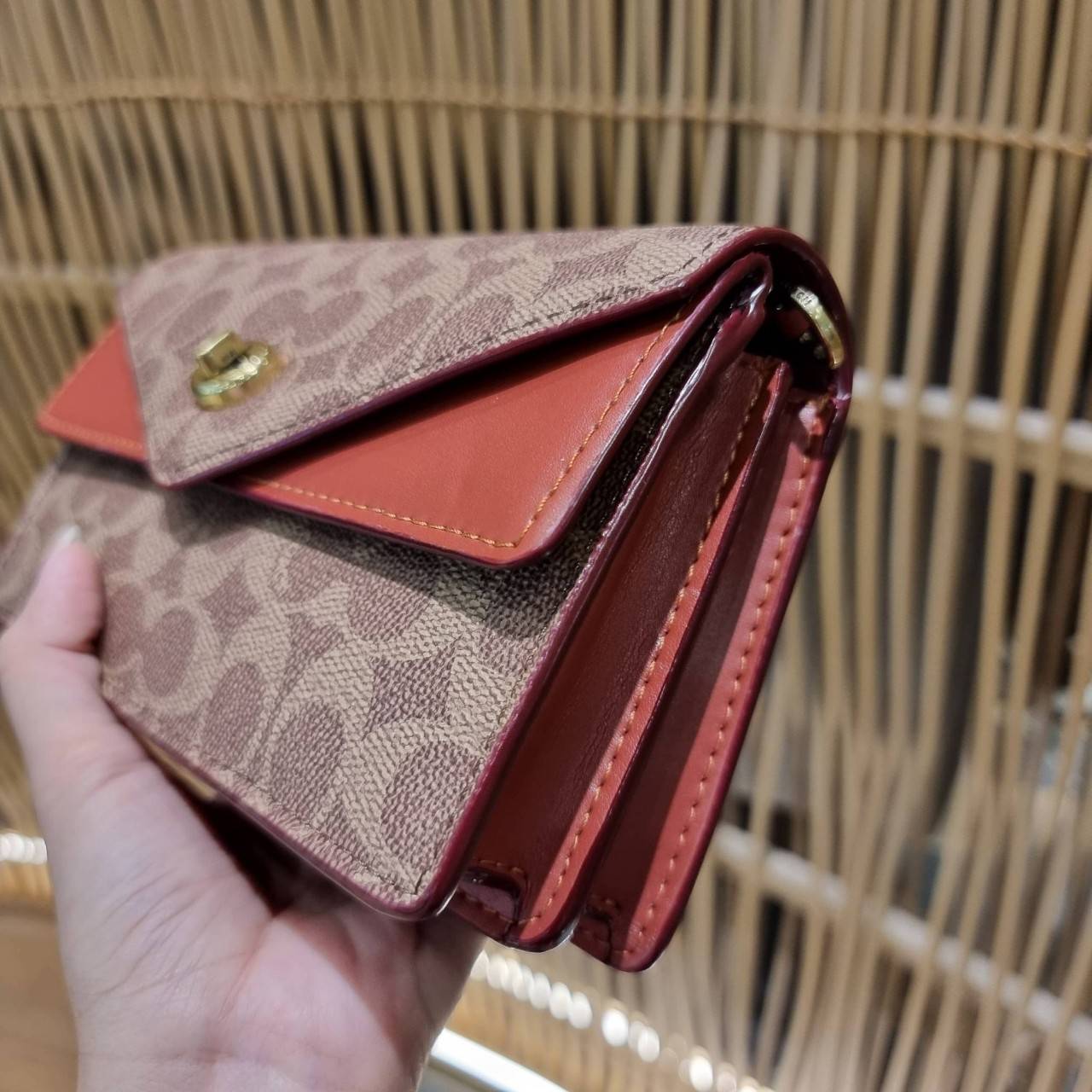 COACH C0838 ASTER CROSSBODY IN SIGNATURE CANVAS คอลเลคชั่นใหม่ล่าสุด กระเป๋าสะพายสวยอยู่ทรง ดีไซน์ไม่ซ้ำใคร จะสายคุณหนู สายถ่ายรูป ได้ใบนี้ไปยังไงก็ปังเว่อร์!! วัสดุหนังแคนวาสเคลือบลายสลับหนังแท้ เปิด-ปิดด้วยตัวบิดล็อค ชั้นในมีฝากระดุมปิดช่องย่อยอีกช่อง แ