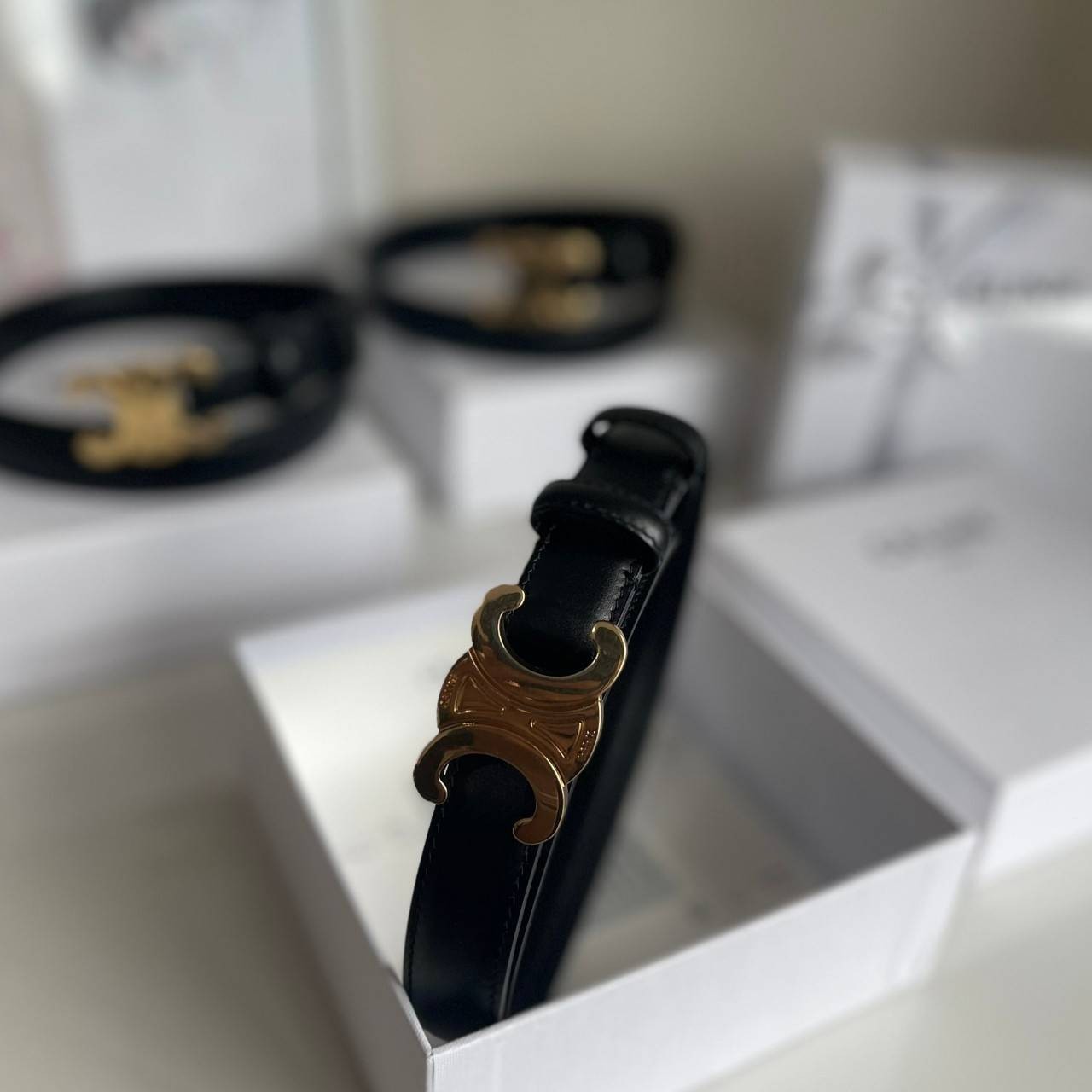 หนังแท้ CELINE BELT LOGO 25MM / Celine Vintage Logo Leather Belt ออริจินอลเกรด 1:1 หนังแท้ หัวเข็มขัดโลโก้แบรนด์แบบ 3D Vintage สีทอง ปั้มโลโก้คมชัดคล้ายของจริง สายปรับระดับได้ในดีไซน์เรียบหรูเข้ากับทุกลุ๊คใช้ได้ทั้งชายหญิง สินค้ามาพร้อม Original Package ม